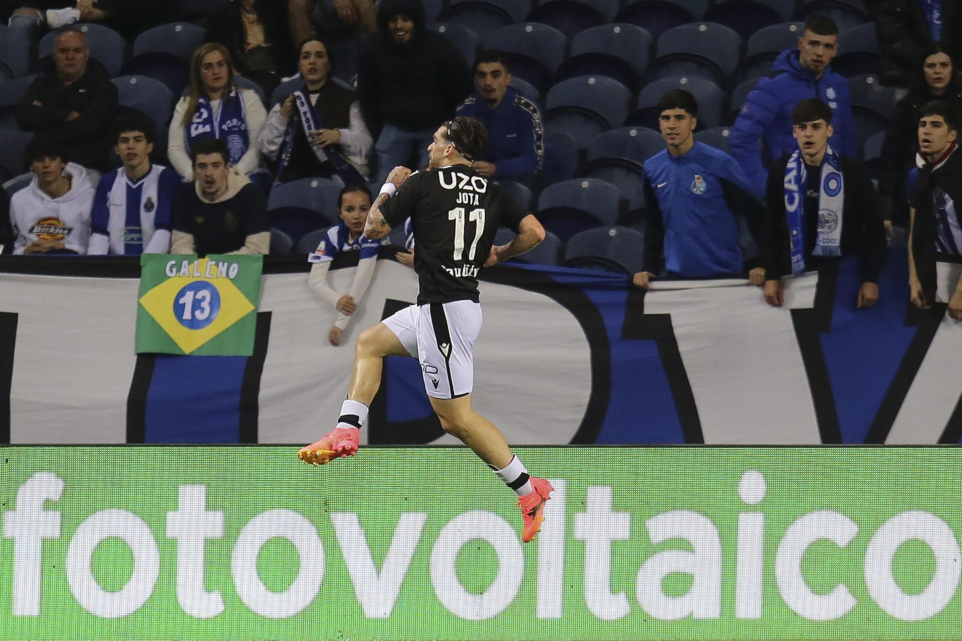 Jota Silva, centrocampista del Vitoria de Guimaraes, fue registrado este domingo, 7 de abril, al celebrar un gol que le anotó al Oporto (0-2), durante un partido de la jornada 28 del fútbol en Portugal, en el estadio Dragao de Oporto. EFE/Manuel Araujo 