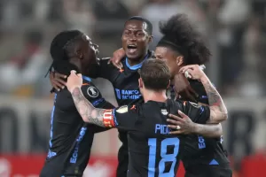 ALT 2-1. Universitario remonta en Lima ante Liga de Quito, con dos goles de José Rivera