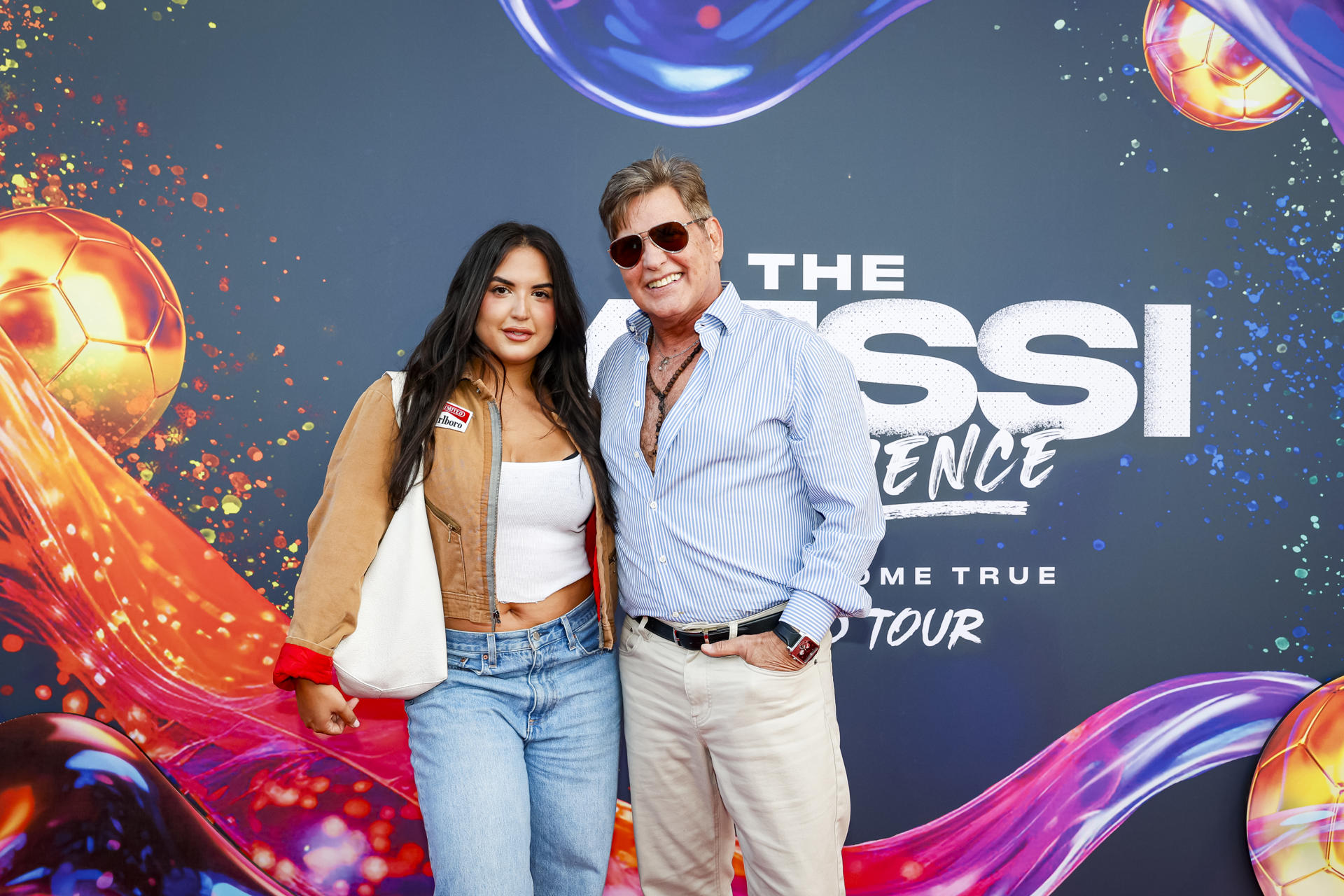 El actor venezolano estadounidense Víctor Cámara y su hija, la cantante Samantha Cámara, posan en la muestra 'The Messi Experience: A Dream Come True' en Miami, Florida (EE.UU.). EFE/Eva Marie Uzcátegui 