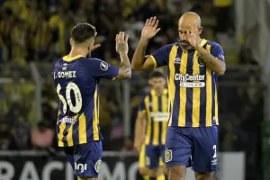Carlos Quintana (d), defensa de Rosario de Argentina, fue registrado este jueves, 4 de abril, al celebrar, con su compañero Jonathan Gomez, el gol que le anotó a Peñarol de Uruguay, durante un partido del grupo G de la Copa Libertadores, en el estadio Gigante de Arroyito, en Rosario (Argentina). EFE/Franco Trovatto