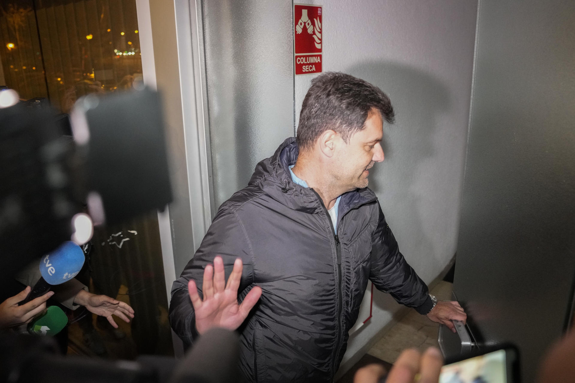 El miembro de la directiva azulgrana, Joan Soler, a su llegada a la reunión que han mantenido hoy miércoles el presidente del FC Barcelona Joan Laporta y su técnico Xavi Hernández, en Barcelona. EFE / Alejandro García.