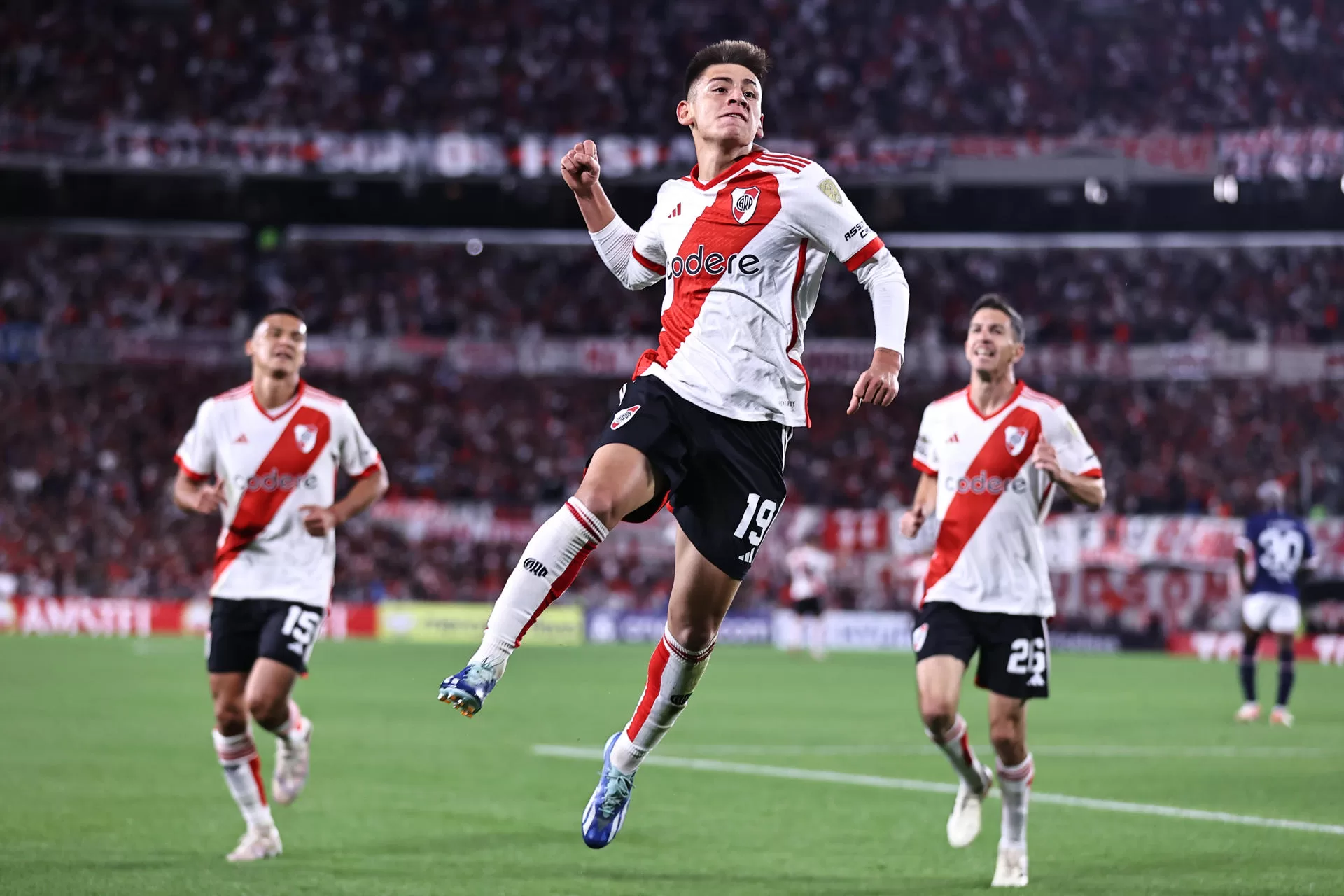 Claudio Echeverri, nueva joya de River Plate, celebra el gol que rompió la igualdad con el club uruguayo Nacional en el partido de la segunda jornada de la fase de grupos de la Copa Libertadores jugado este jueves en el estadio Más Monumental en Buenos Aires. EFE/ Juan Ignacio Roncoroni 