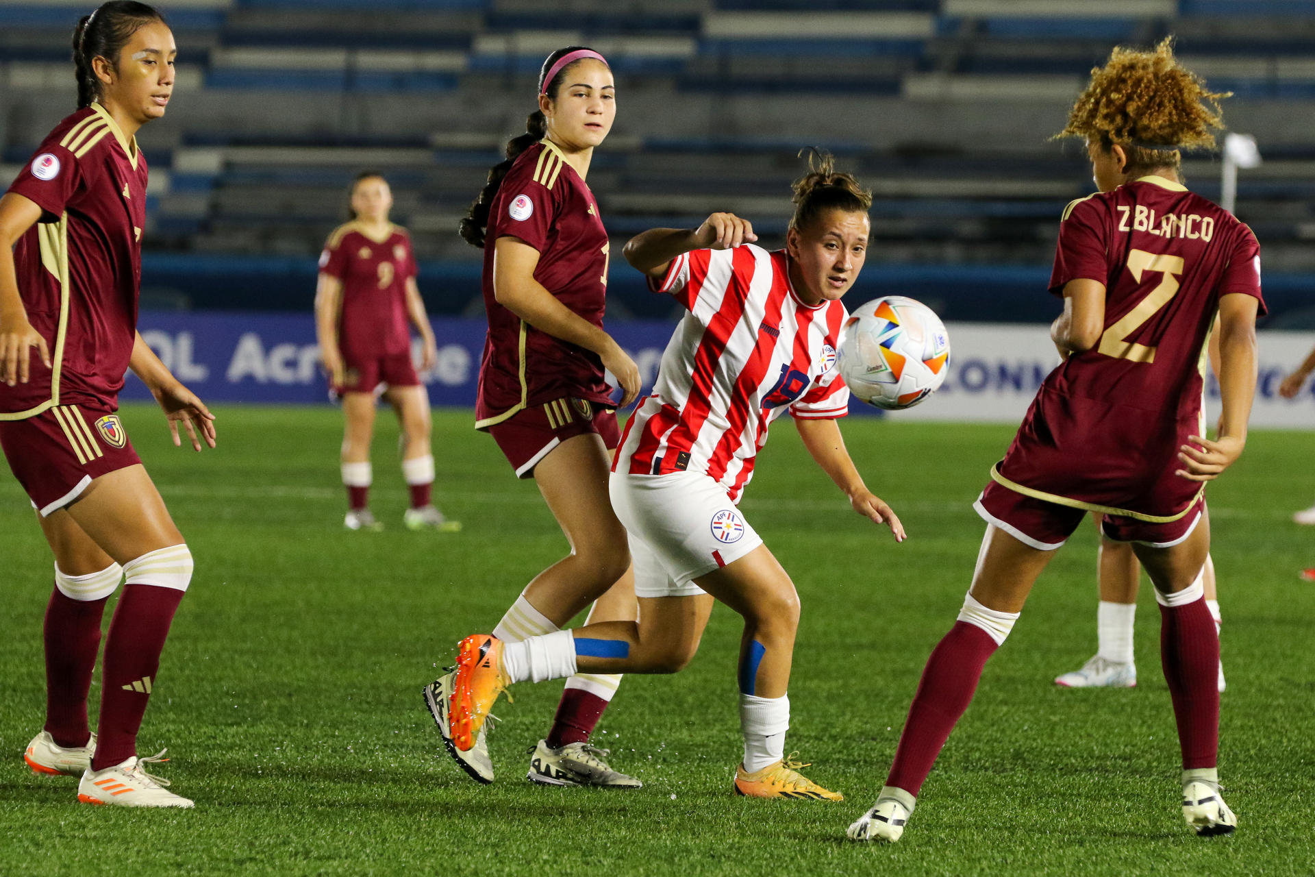 María Tamay, de Paraguay, disputa el balón con Claudia Pérez de Venezuela este martes durante un partido del Sudamericano Sub-20, en Guayaquil (Ecuador). EFE/ Jonathan Miranda 