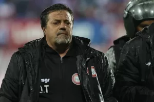 ALT El paraguayo Federico Santander arruina el debut de Caruso Lombardi en Uruguay