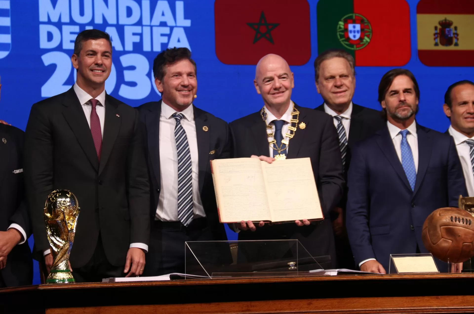 rss-efecafcdcd4d1a1efcbbf3ed3378334ae9e3c1f2d42w-jpg La FIFA y la Conmebol firman, junto a presidentes de Paraguay y Uruguay, acta del Mundial 2030