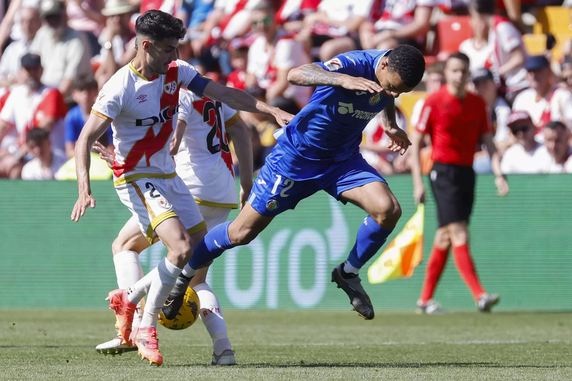 El delantero inglés del Getafe Mason Greenwood, y centrocampista del Rayo Vallecano Óscar Valentín, durante el partido de la jornada 31 de LaLiga EA Sports entre el Rayo Vallecano y el Getafe, este sábado en el estadio de Vallecas en Madrid.-EFE/ Javier Lizón 