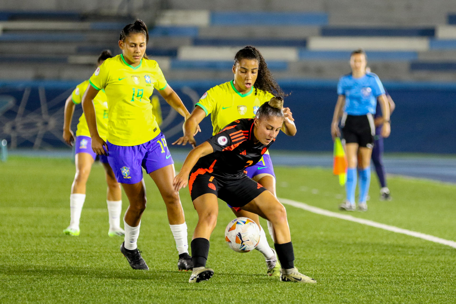 La defensora brasileña Gisele Silva (i) disputa el balón con la colombiana Laura Garavito en el partido de la tercera jornada del hexagonal final del Sudamericana sub-20 femenino que la Canarinha ganó este lunes a las Cafeteras por 1-0 en el estadio Modelo Alberto Spencer de la ciudad ecuatoriana de Guayaquil. EFE/ Jonathan Miranda 