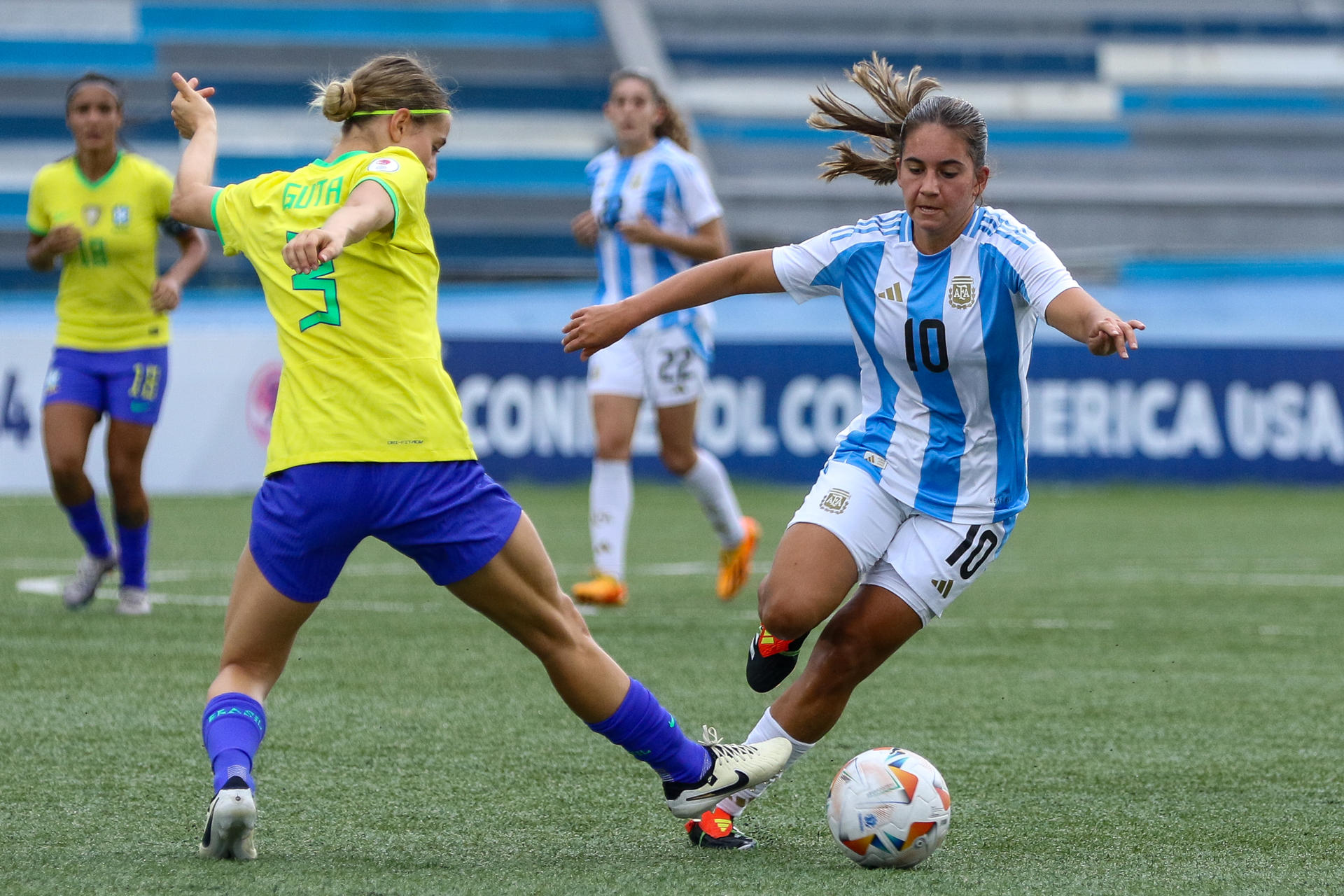 La argentina Maria Altgelt (d), fue registrada este martes, 23 de abril, al disputar un balón con la brasiuleña Augusta Lemos (2-i), durante un partido del Sudamericano Femenino Sub-20 de fútbol, en el estadio Alberto Spencer de Guayaquil (Ecuador). EFE/Jonathan Miranda 