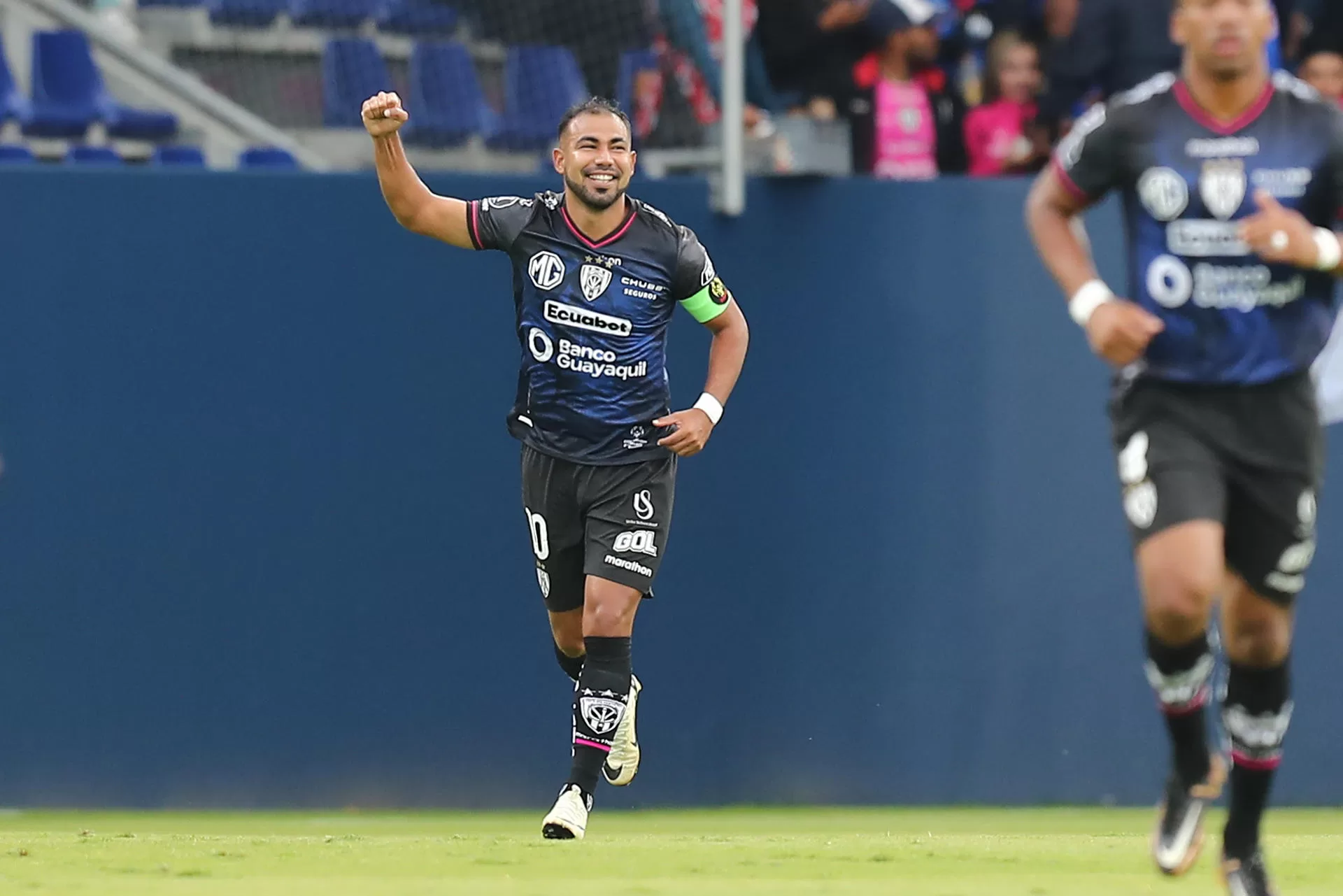 Júnior Sornoza anotó de penalti el primer gol de Independiente del Valle sobre San Lorenzo en partido de la segunda jornada de la fase de grupos de la Copa Libertadores jugado este miércoles en el estadio Banco Guayaquil en Quito. EFE/ José Jácome 