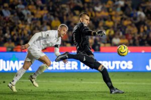 alt El argentino Nahuel Guzmán, suspendido por once partidos por usar un láser verde