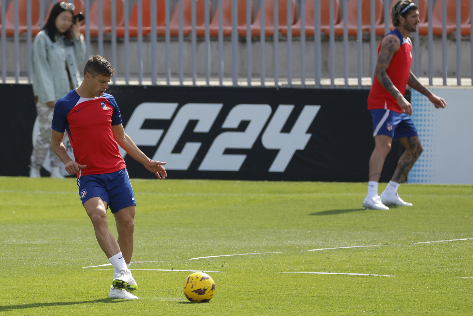 Españoles Barrios, Azpilicueta y argentino Molina apuntan al once titular en Vitoria