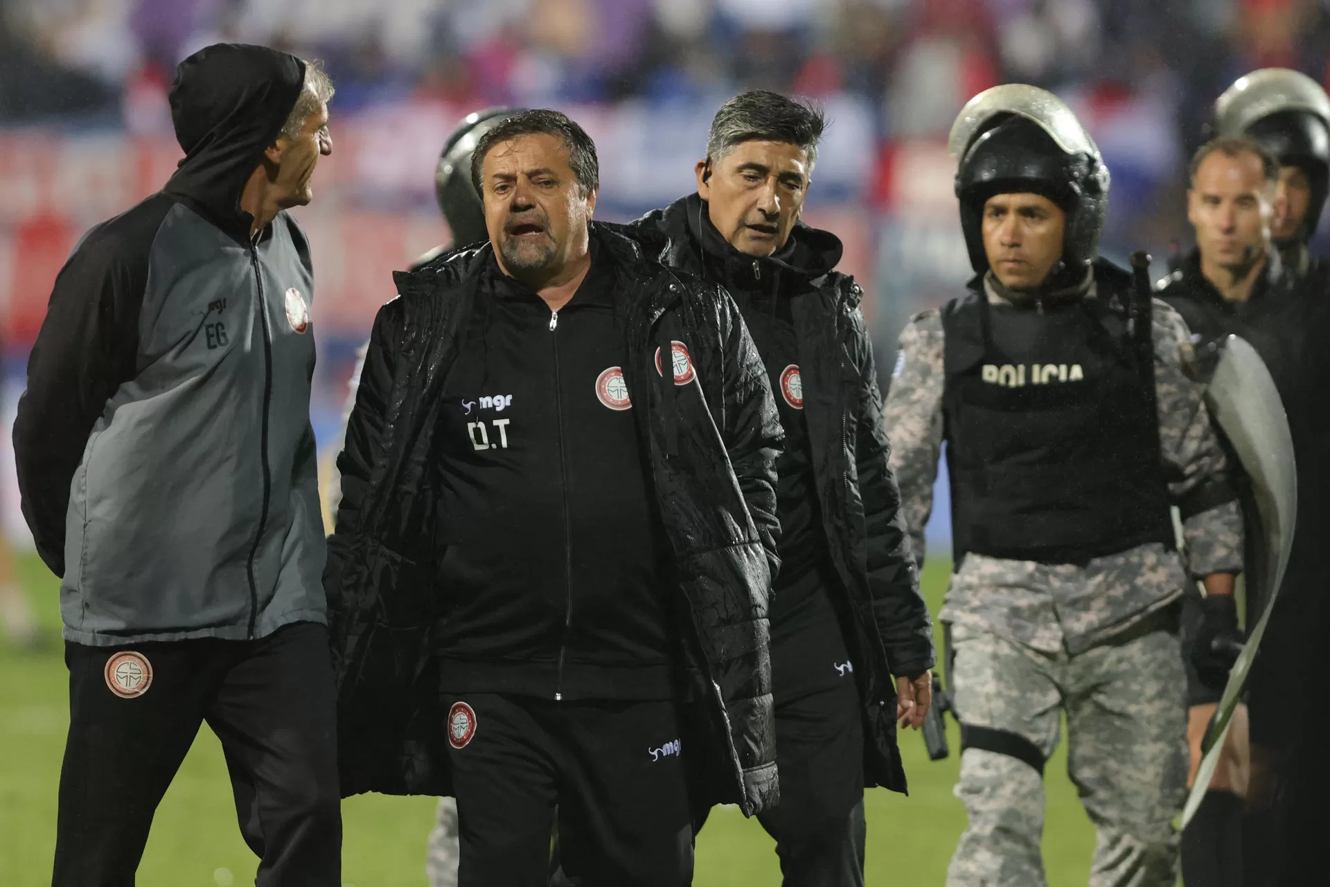 El argentino Ricardo Caruso Lombardi (2-i), fue registrado este martes, 16 de abril, durante su debut como entrenador del club uruguayo de fútbol Miramar Misiones, en el estadio Luis Franzini de Montevideo (Uruguay). Los dirigidos por Caruso Lombardi cayeron en casa 1-2 ante Nacional. EFE/Gastón Britos