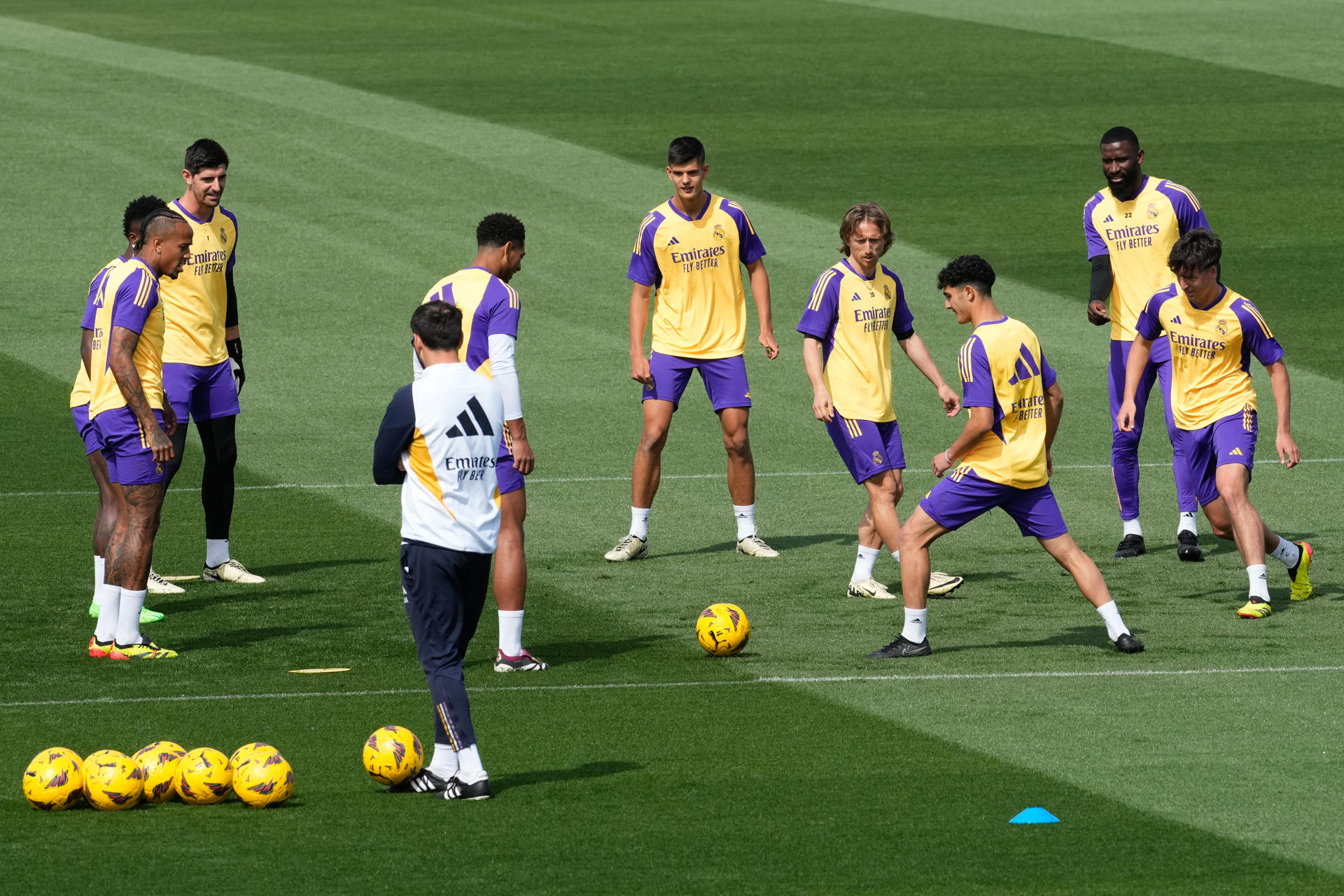 Los jugadores del Real Madrid, durante el entrenamiento realizado en la Ciudad Deportiva de Valdebebas para preparar el partido de Liga frente al FC Barcelona. EFE/Borja Sánchez Trillo
