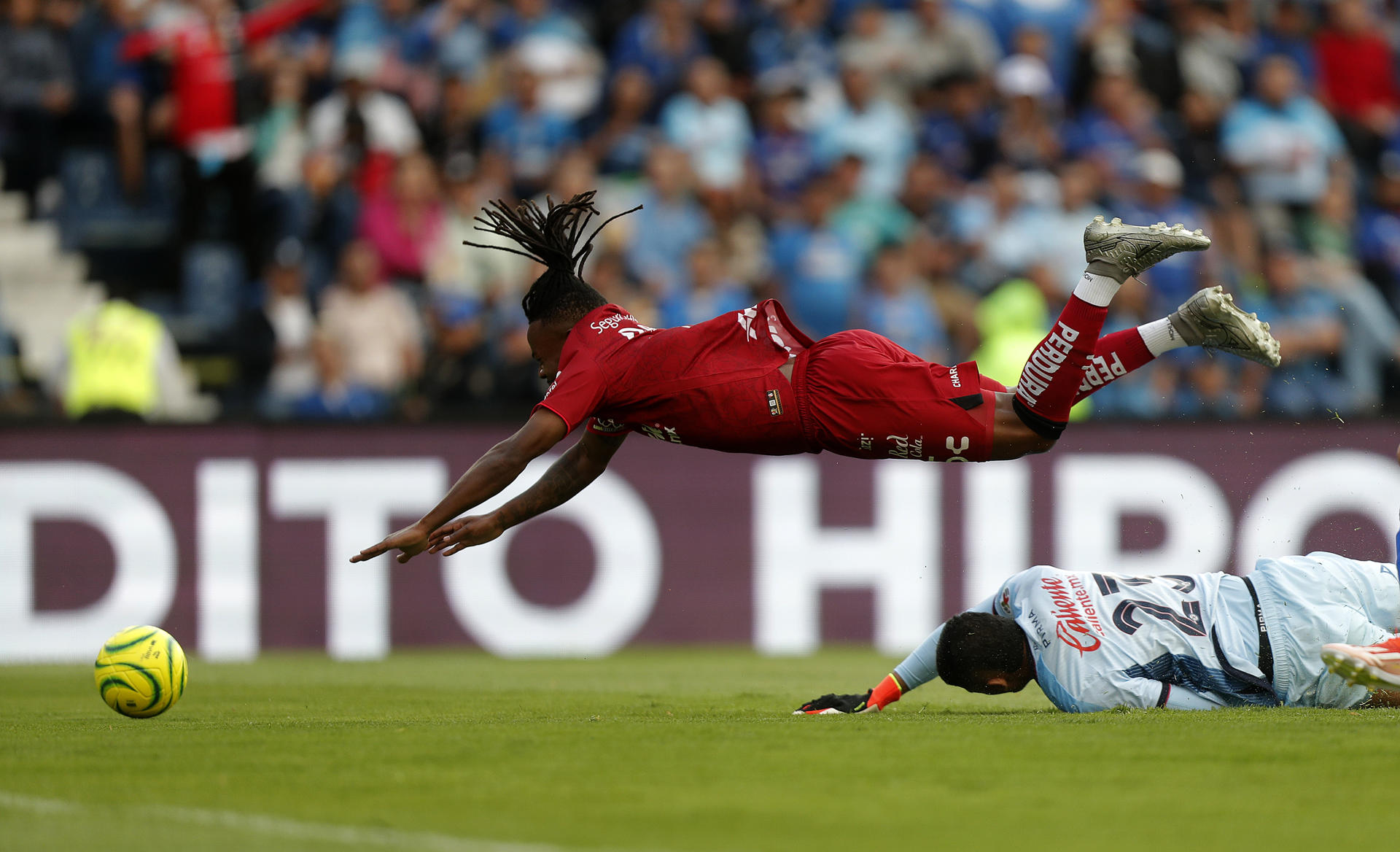 El guardameta de Cruz Azul, Kevin Mier (d), disputa un balón con Jhon Murillo de Atlas este domingo en el partido de la decimosexta jornada del torneo Clausura de la Liga mexicana que terminó 2-2 en el estadio Ciudad de de los Deportes, en Ciudad de México. EFE/ Isaac Esquivel
