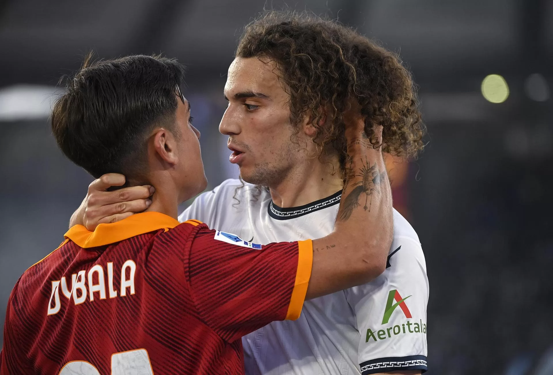 Se encaran Paulo Dybala, del Roma; y Matteo Guendouzi, del Lazio (d) durante el partido de la Serie A que han jugado AS Roma y SS Lazio, en Roma, Italia. EFE/EPA/ETTORE FERRARI 