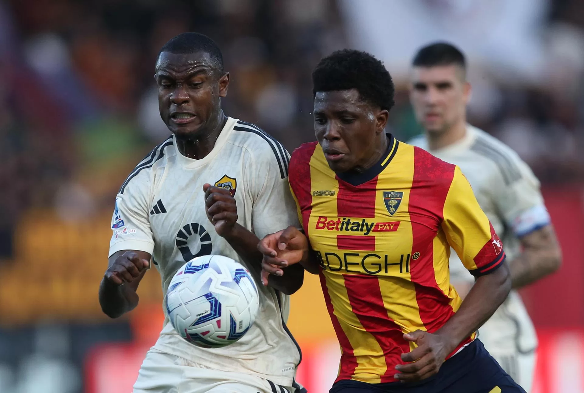 Dorgu y N'Dicka pugnan por un balón. EFE/EPA/LEZZI 