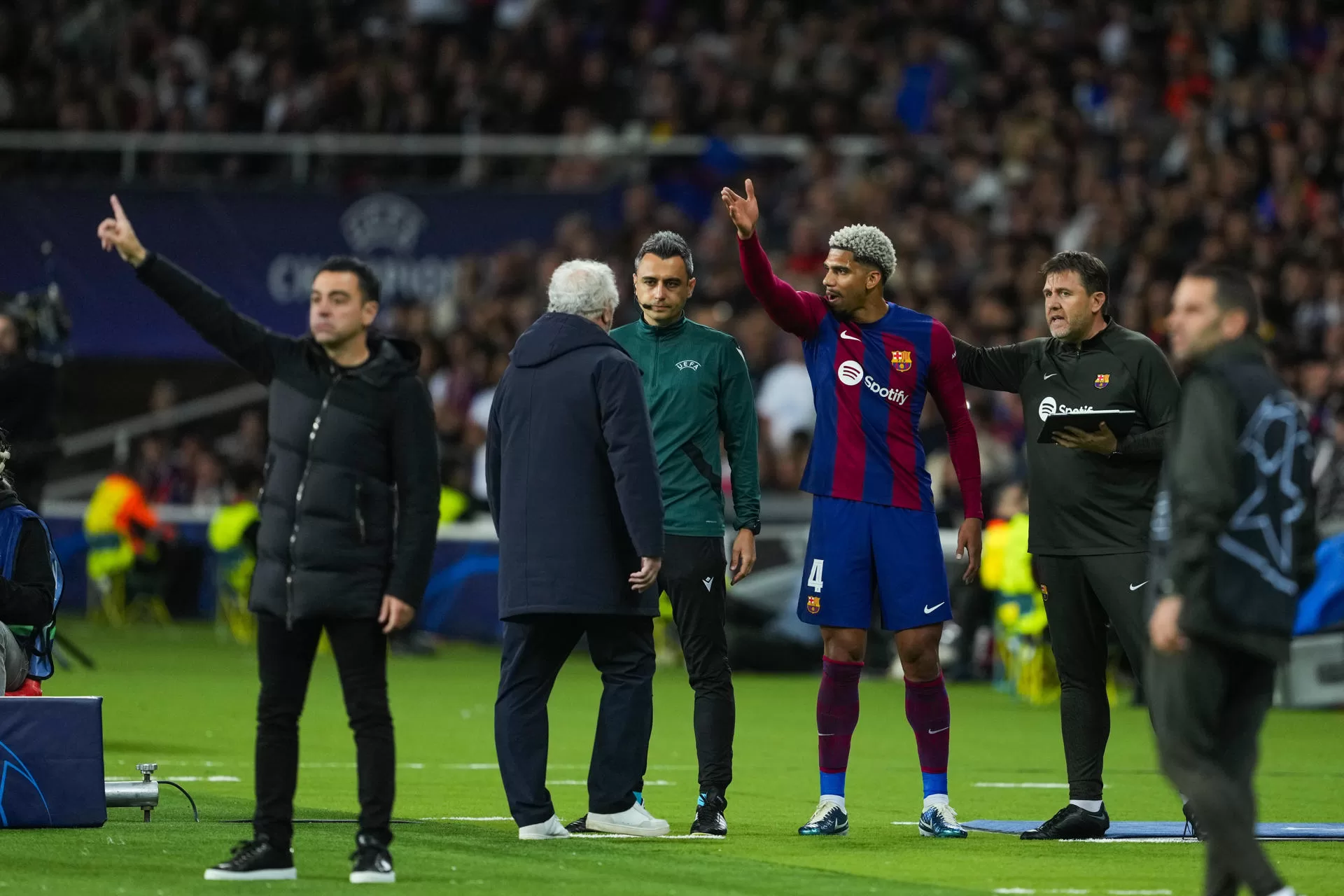 alt Araujo: "El fútbol, que tantas alegrías me ha dado, ahora me golpea con fuerza"