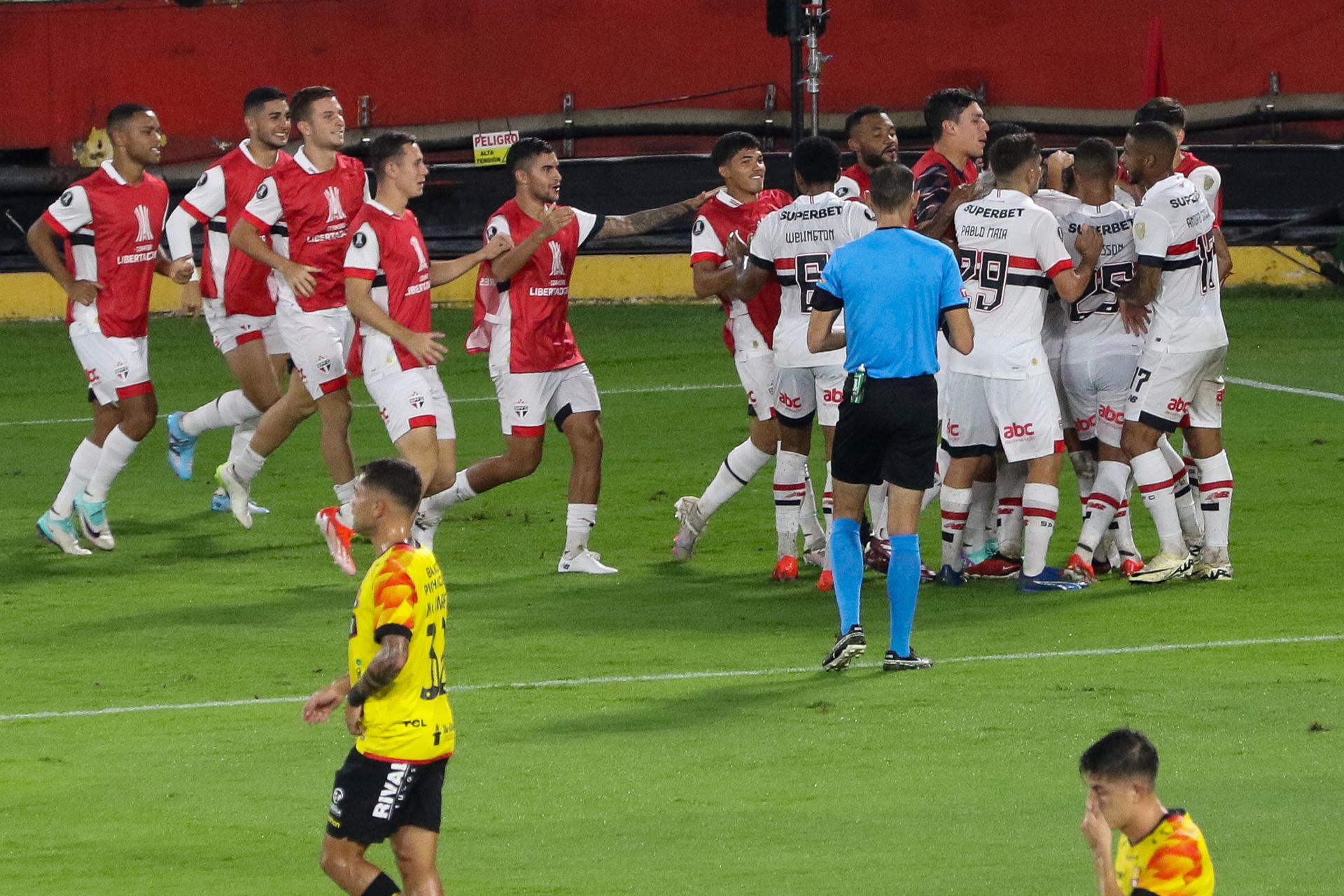 Jugadores del Sao Paulo de Brasil fueron registrados este jueves, 25 de abril, al celebrar un gol que Jonathan Calleri le anotó al Barcelona de Ecuador, durante un partido del grupo B de la Copa Libertadores, en el estadio Monumental de Guayaquil (Ecuador). EFE/Jonathan Miranda 