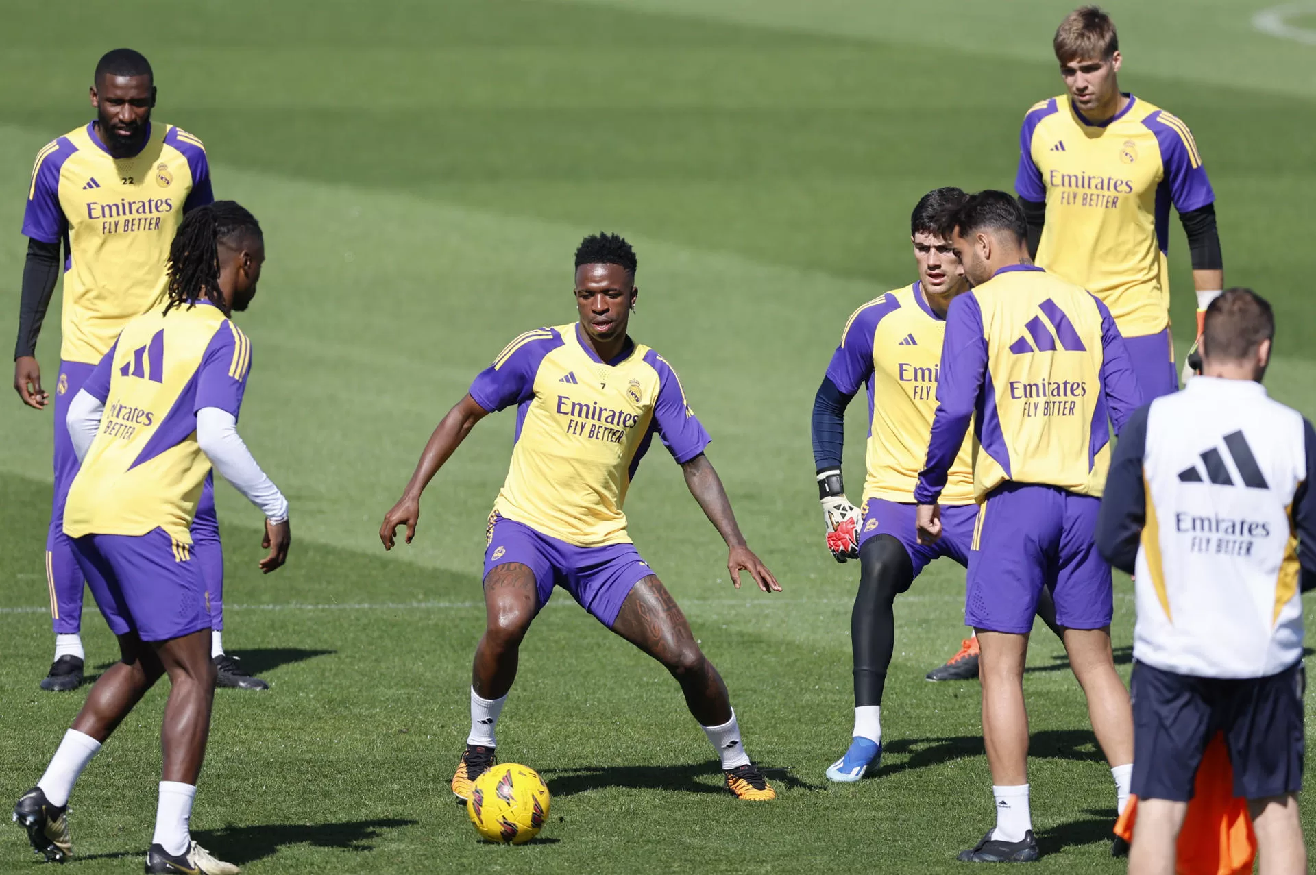 Vinicius Jr (c) trata de quitarle el balón a Eduardo Camavinga, en un rondo del entrenamiento del Real Madrid en la ciudad deportiva de Valdebebas. EFE/ Mariscal 