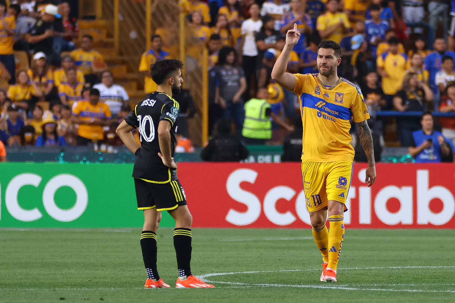 Andre pierre-Gignac (d) de Tigres celebra un gol anotado a Columbus Crew este martes, durante un juego de vuelta de los cuartos de final de la Liga de Campeones de la Concacaf, celebrado en el estadio Universitario en la ciudad de Monterrey (México). EFE/ Rodrigo Mendoza 