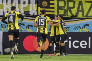 alt Peñarol consigue una nueva victoria y se mantiene en la cima del torneo Apertura