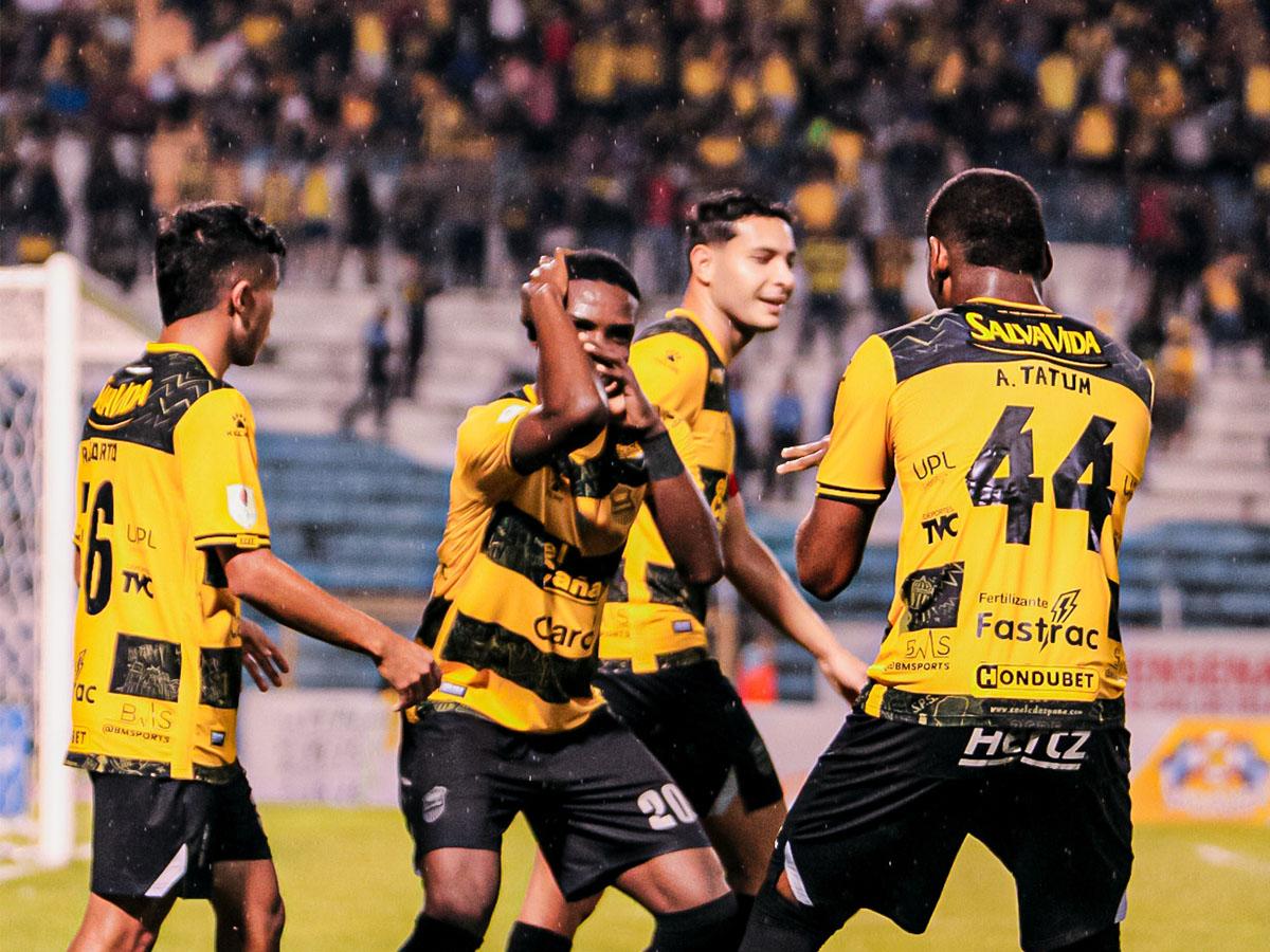 alt Real España golpea primero en la repesca en Honduras, con gol del panameño Carlos Small