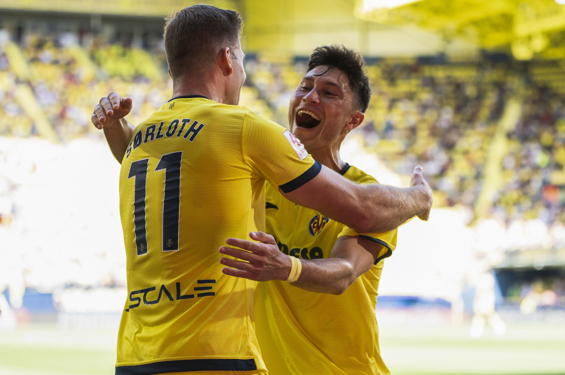 El delantero noruego del Villarreal Alexander Sørloth (i), celebra su gol contra el Sevilla, durante el partido de LaLiga entre Villarreal y Sevilla, este sábado en el estadio de la Cerámica. EFE/ Andreu Esteban