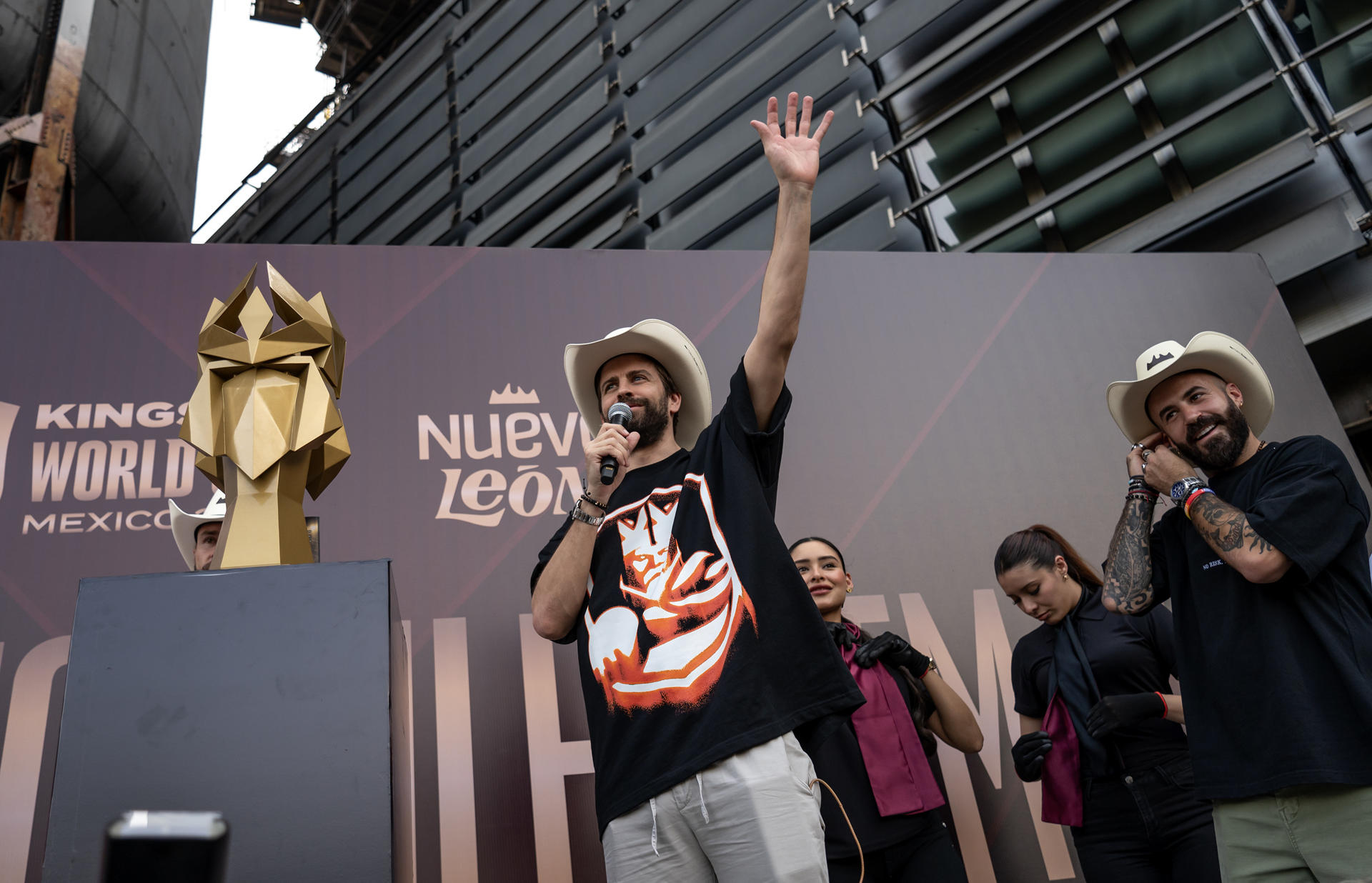 El presidente de la Kings Mexico, Miguel Layún (d) y el presidente de la Kings España, Gerard Pique (i) conviven con aficionados previo sorteo de la Kings World Cup este lunes en el Parque Fundidora de la ciudad de Monterrey (México). EFE/Miguel Sierra 