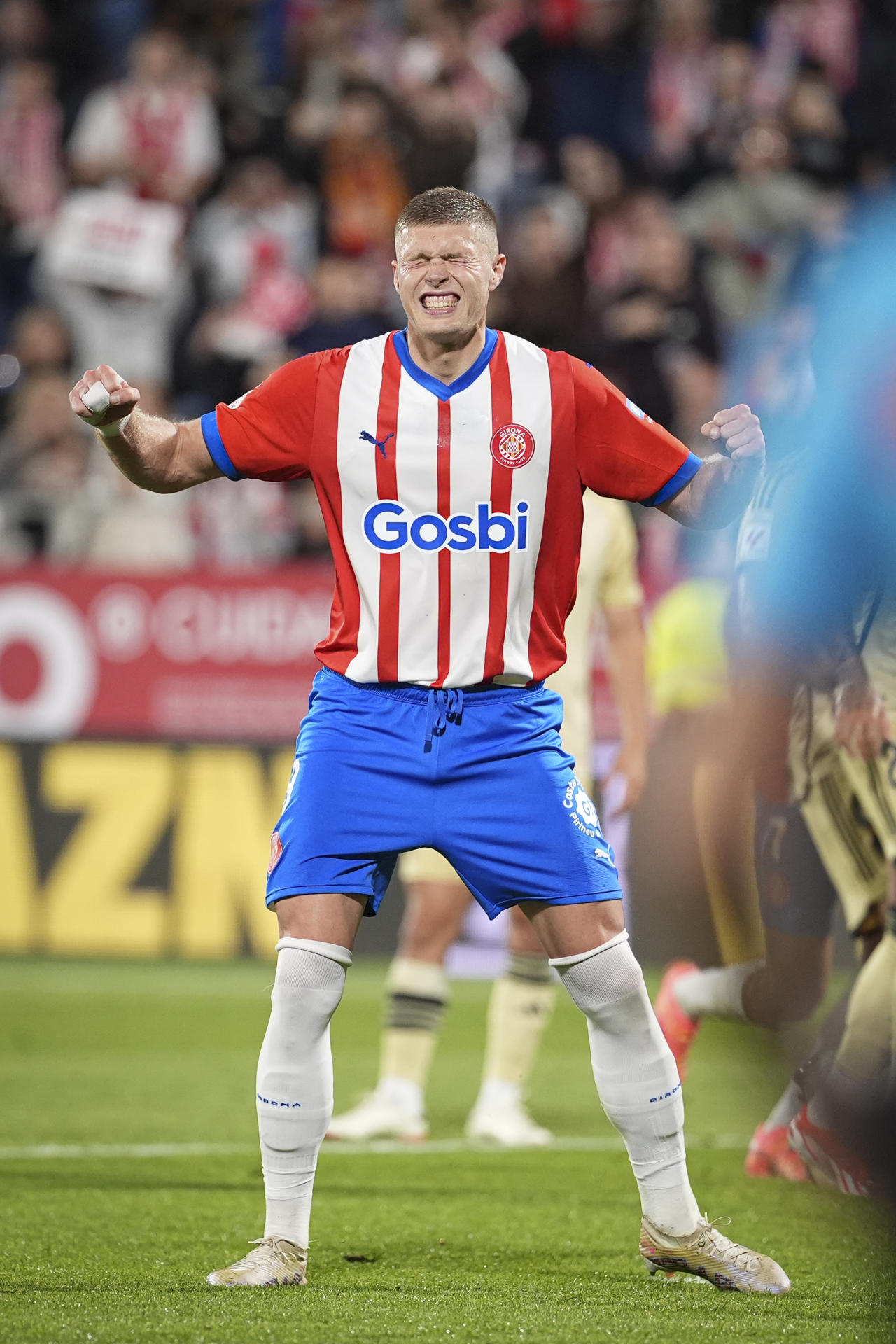 El delantero ucraniano del Girona Artem Dovbyk celebra su tercer gol, séptimo del equipo catalán, durante el encuentro de la jornada 38 de LaLiga entre Girona FC y Granada CF, este viernes en el estadio Motilivi, en Girona. EFE/ David Borrat