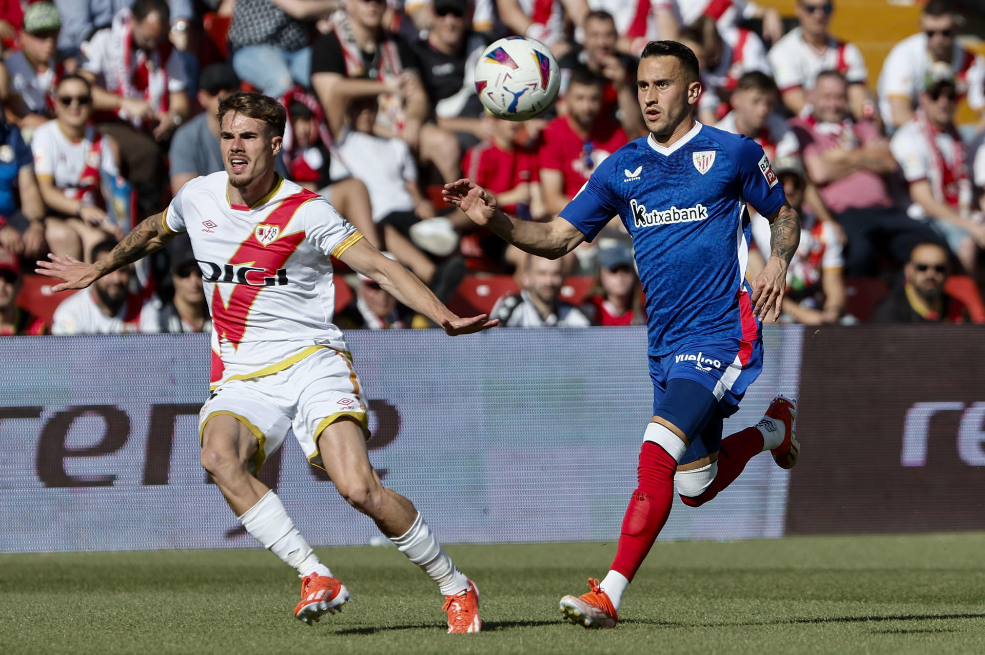 El defensa del Rayo Vallecano Josep Chavarría (i) persigue a Alejandro Berenguer, del Athletic Club, durante el partido de la jornada 38 de LaLiga EA Sports que Rayo Vallecano y el Athletic de Bilbao disputaron en el estadio de Vallecas. EFE/ Sergio Pérez