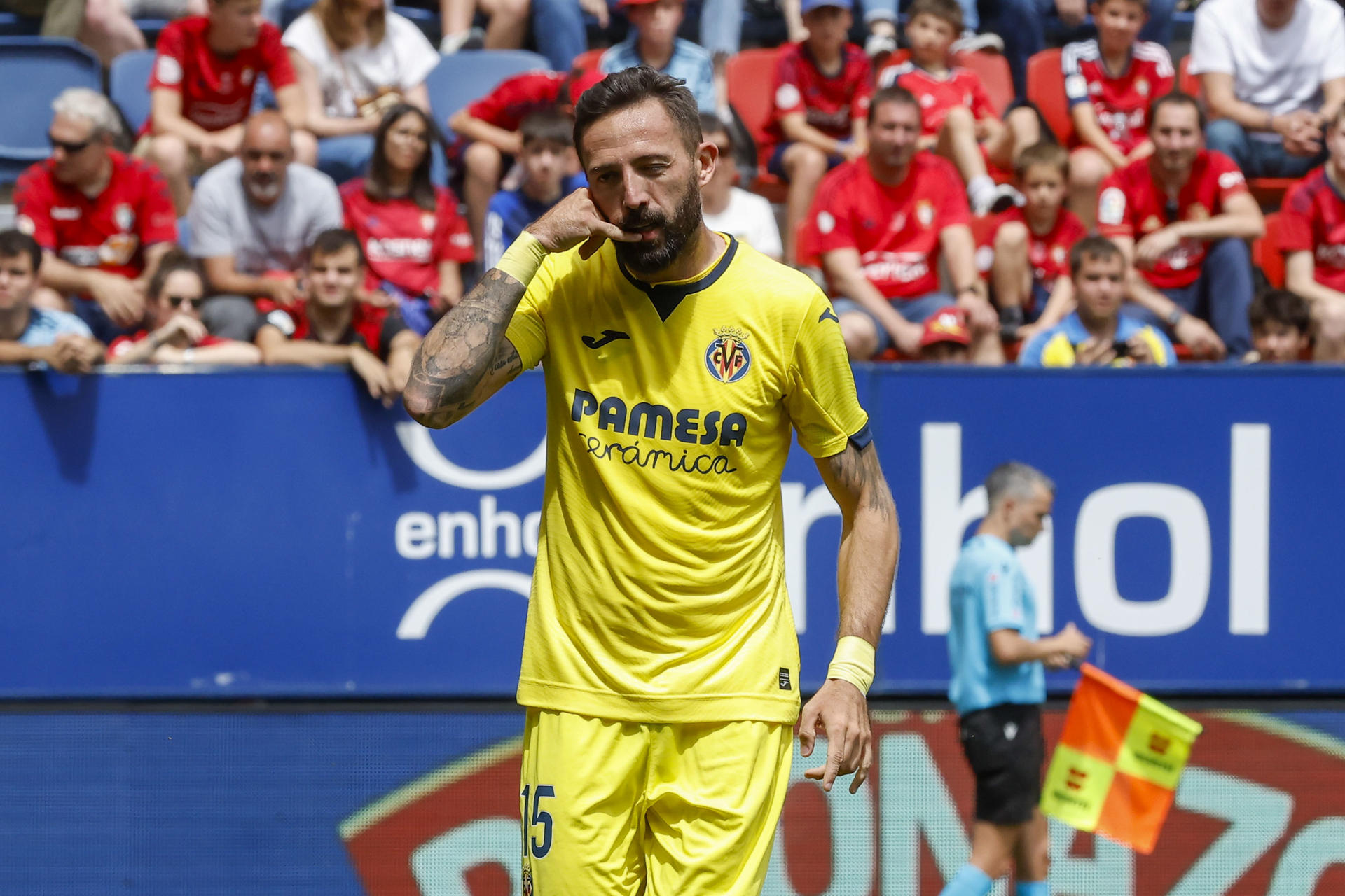 PAMPLONA, 25/05/2024.- El delantero del Villarreal José Luis Morales (c), celebra su gol ante Osasuna, durante el partido de la última jornada de LaLiga entre el Osasuna y Villarreal, este sábado en el estadio de El Sadar en Pamplona.-. EFE/Villar López