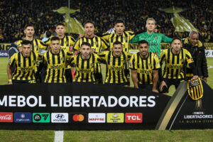 Jugadores de Peñarol posan en un partido de la Copa Libertadores ante Rosario Central en Montevideo (Uruguay). EFE/ Gastón Britos