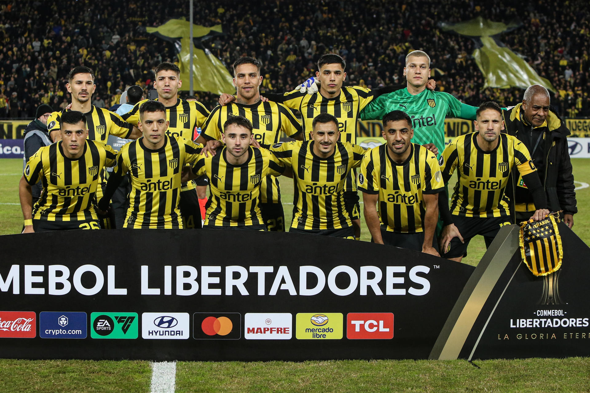 Jugadores de Peñarol posan en un partido de la Copa Libertadores ante Rosario Central en Montevideo (Uruguay). EFE/ Gastón Britos 