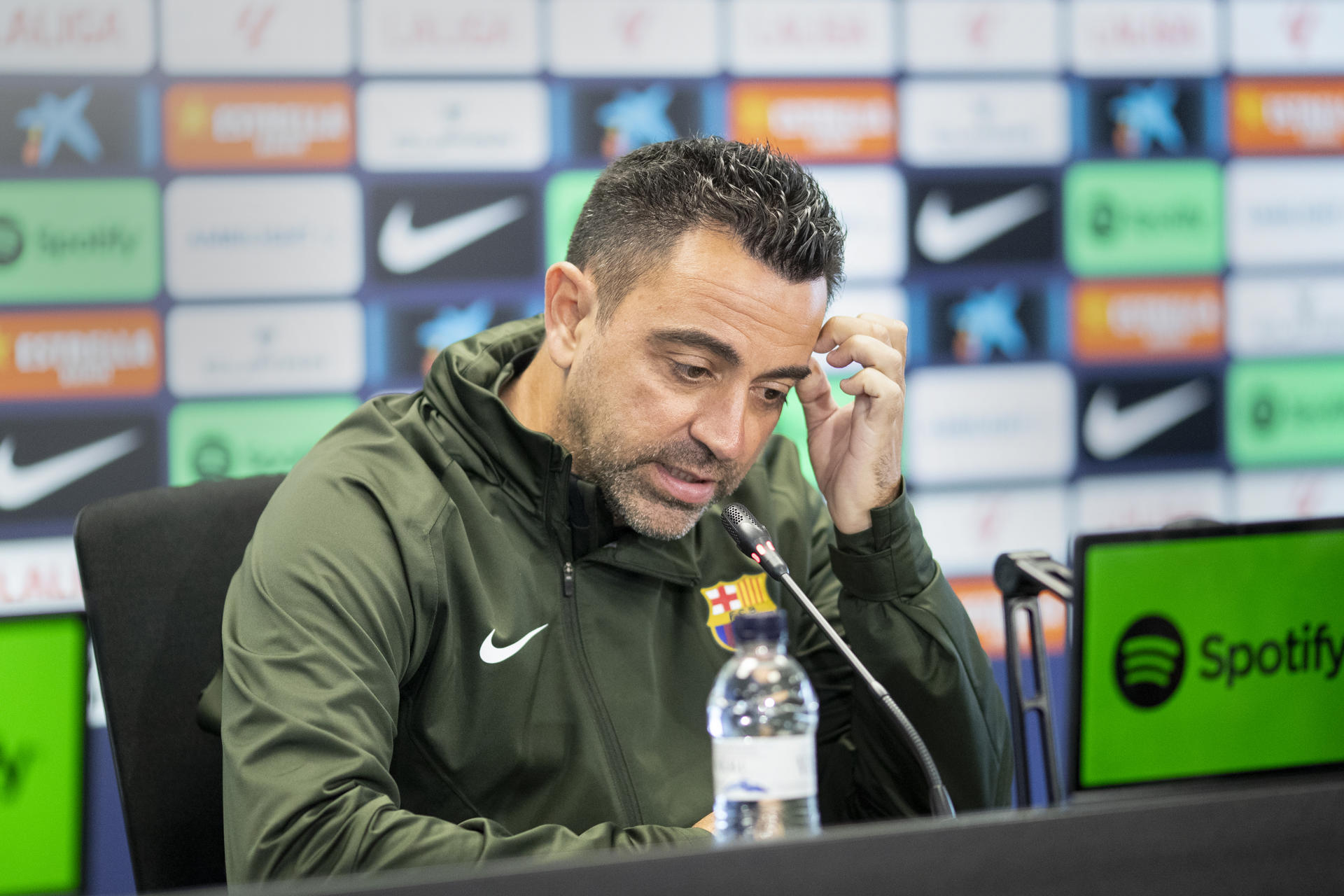 El entrenador del FC Barcelona, Xavi Hernández, da una rueda de prensa tras dirigir un entrenamiento del equipo en la ciudad deportiva del club en Sant Joan Despí, Barcelona, de cara a su partido de LaLiga contra el Rayo Vallecano. EFE/Marta Pérez