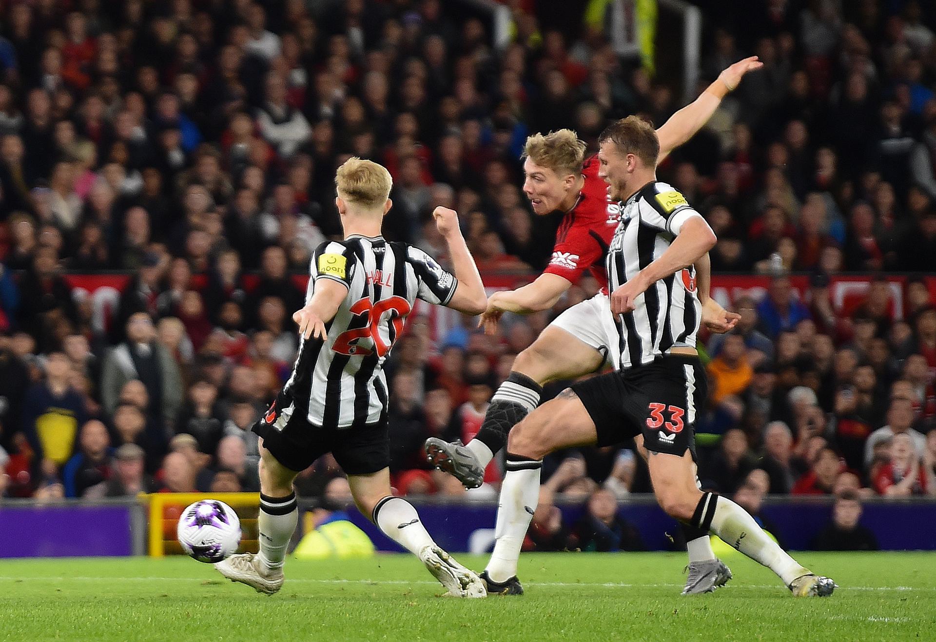 El jugador del Unted Rasmus Hojlund (I) dispara a portería rodeado de dos rivales durante el partido de la Premier League que han jugado Manchester United y Newcastle United en Manchester, Reino Unido. EFE/EPA/PETER POWELL 