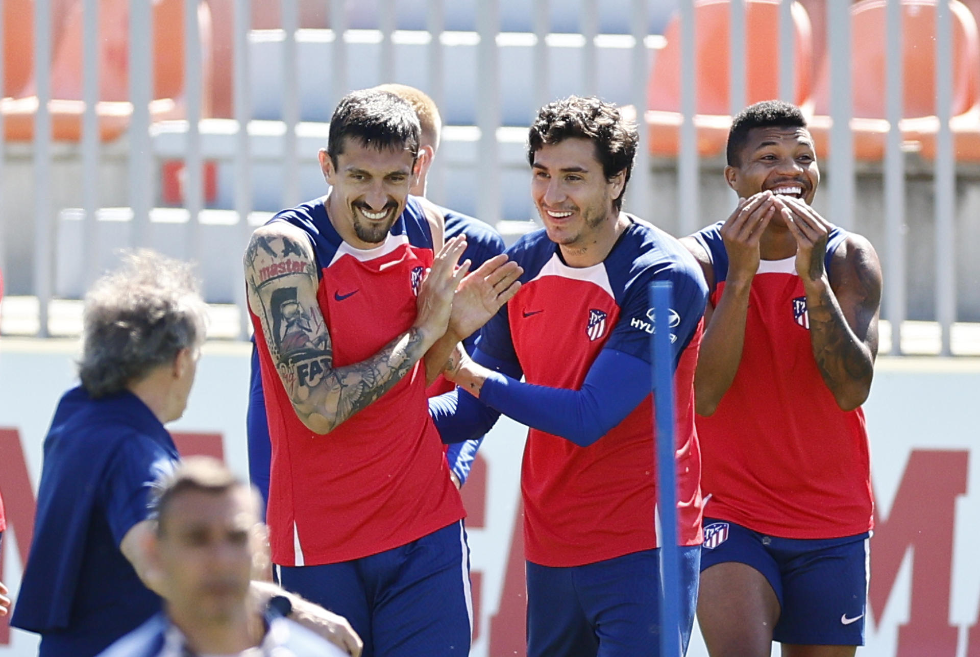 El uruguayo Giménez se entrena con normalidad con el grupo