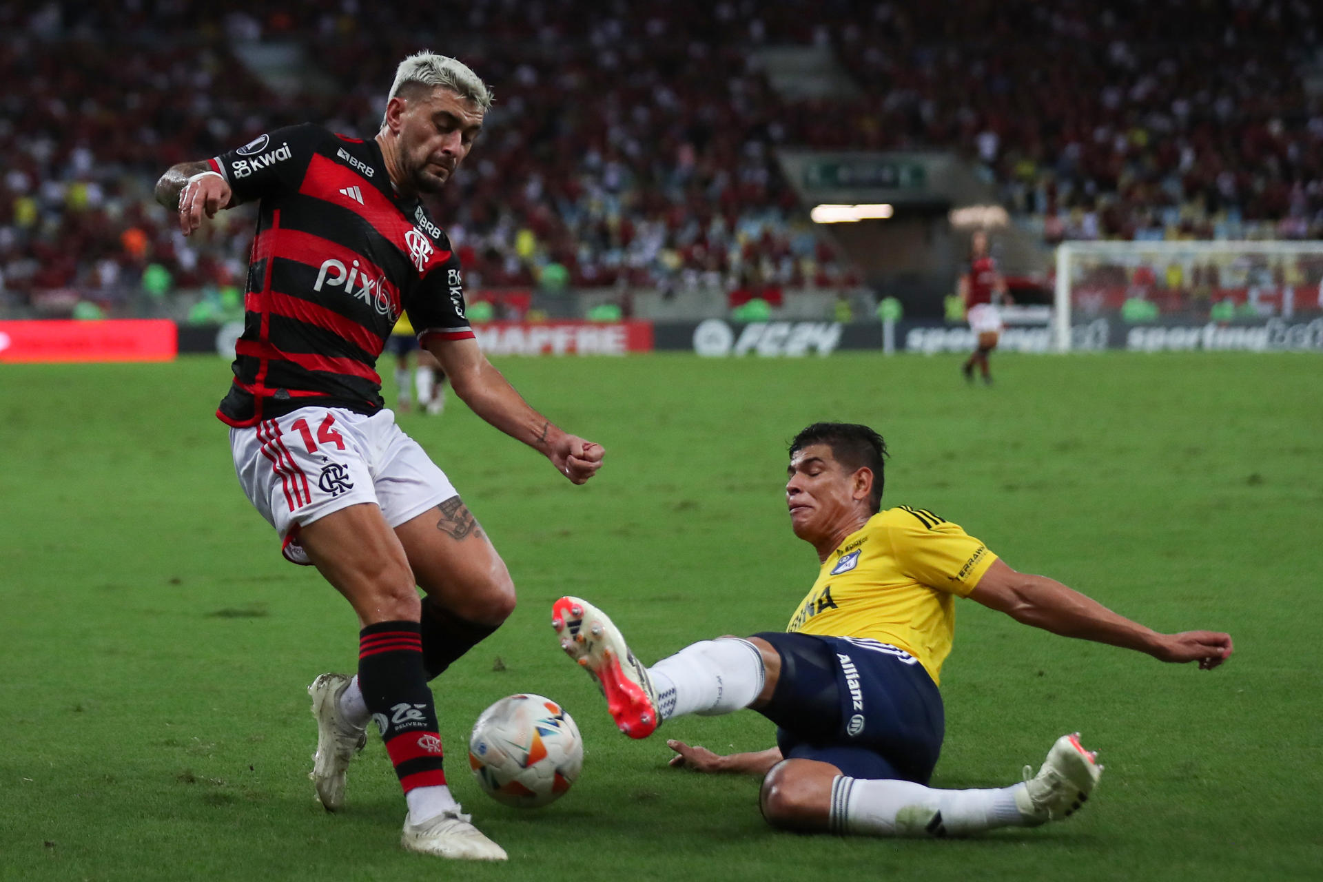 Giorgian De Arrascaeta (i) de Flamengo disputa el balón con Jorge Enrique Arias de Millonarios en un partido de la Copa Libertadores en Río de Janeiro (Brasil). EFE/ Andre Coelho 