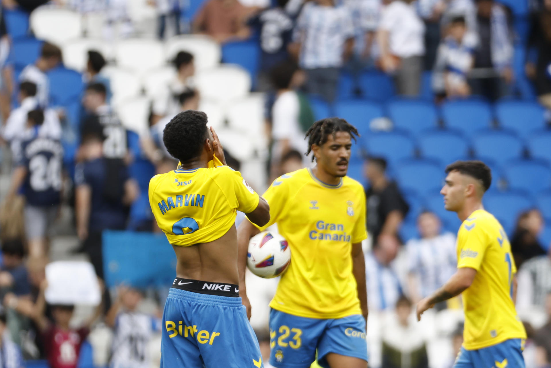 Marvin de la UD Las Palmas, al finalizar el partido de la jornada 34 de LaLiga Ea Sports disputado este sábado en el estadio Reale Arena de San Sebastián. EFE/Juan Herrero 