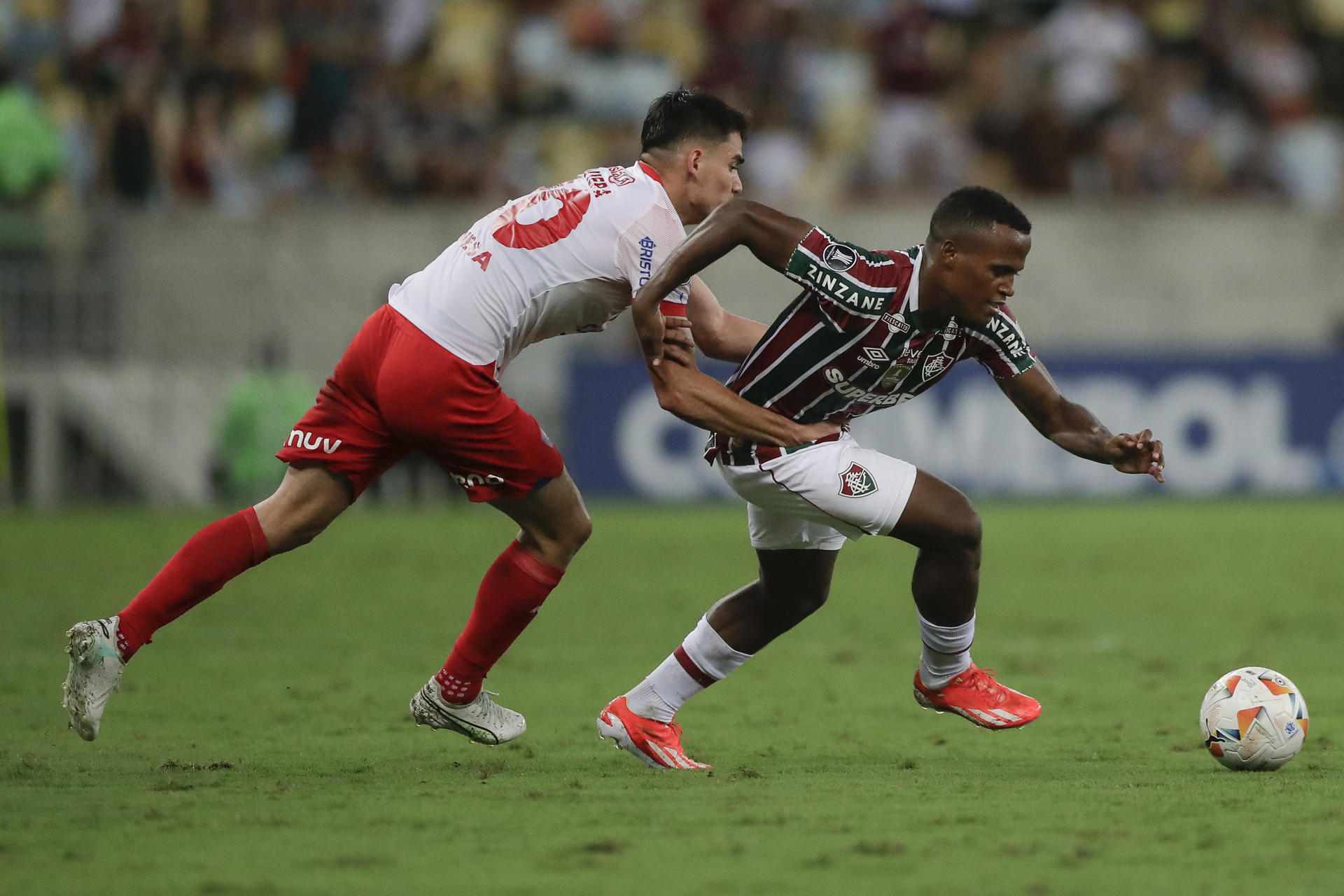 El colombiano Jhon Arias (d), de Fluminense, disputa el balón con Wilder Viera, de Cerro Porteño, en el partido de la Copa Libertadores en el estadio Maracaná en Río de Janeiro (Brasil). EFE/ Andre Coelho 