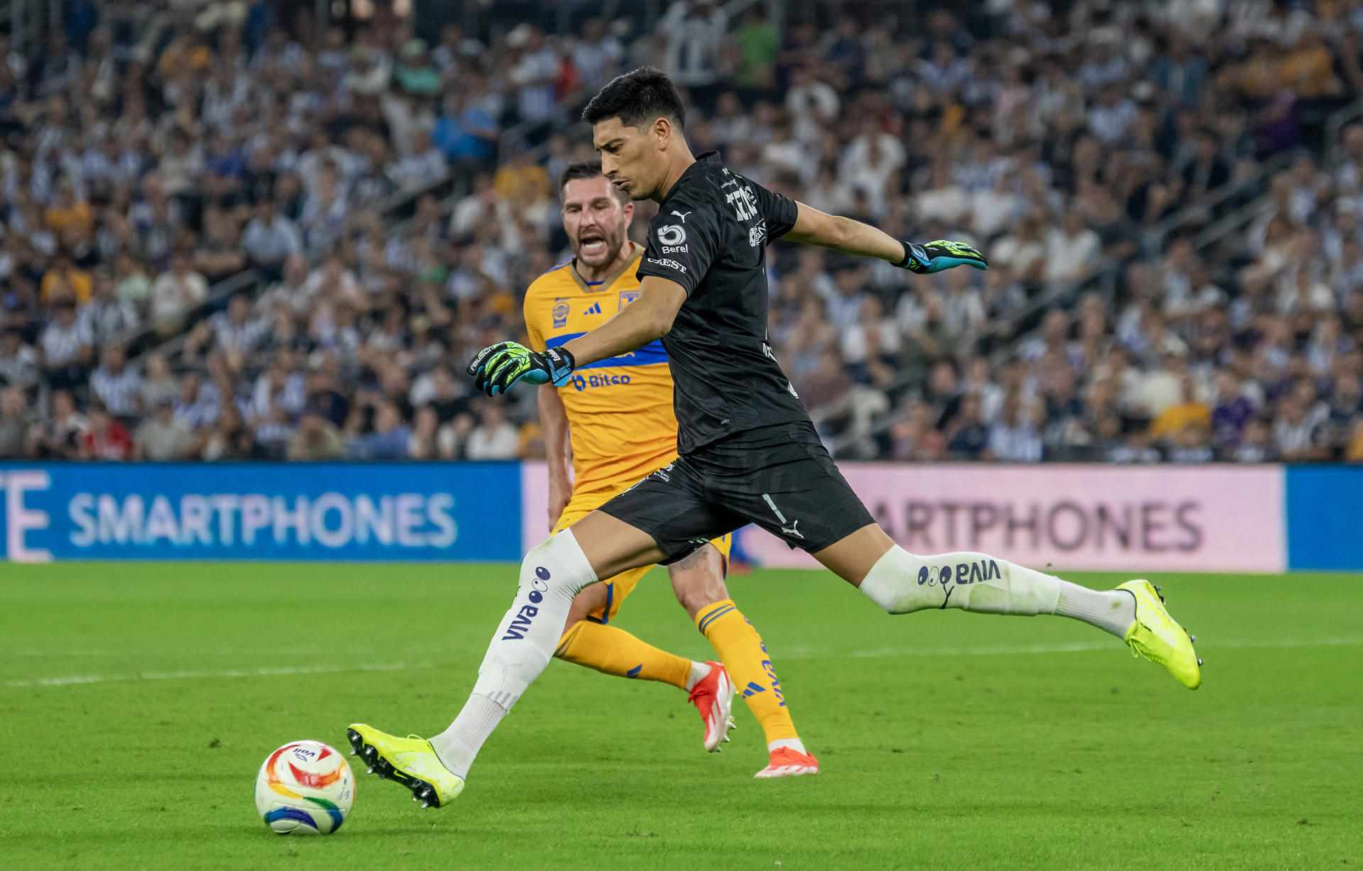 El arquero Esteban Andrada, de Monterrey, en acción ante Tigres, durante el partido de vuelta de los cuartos de final del Torneo Clausura 2024 mexicano. EFE/Miguel Sierra 