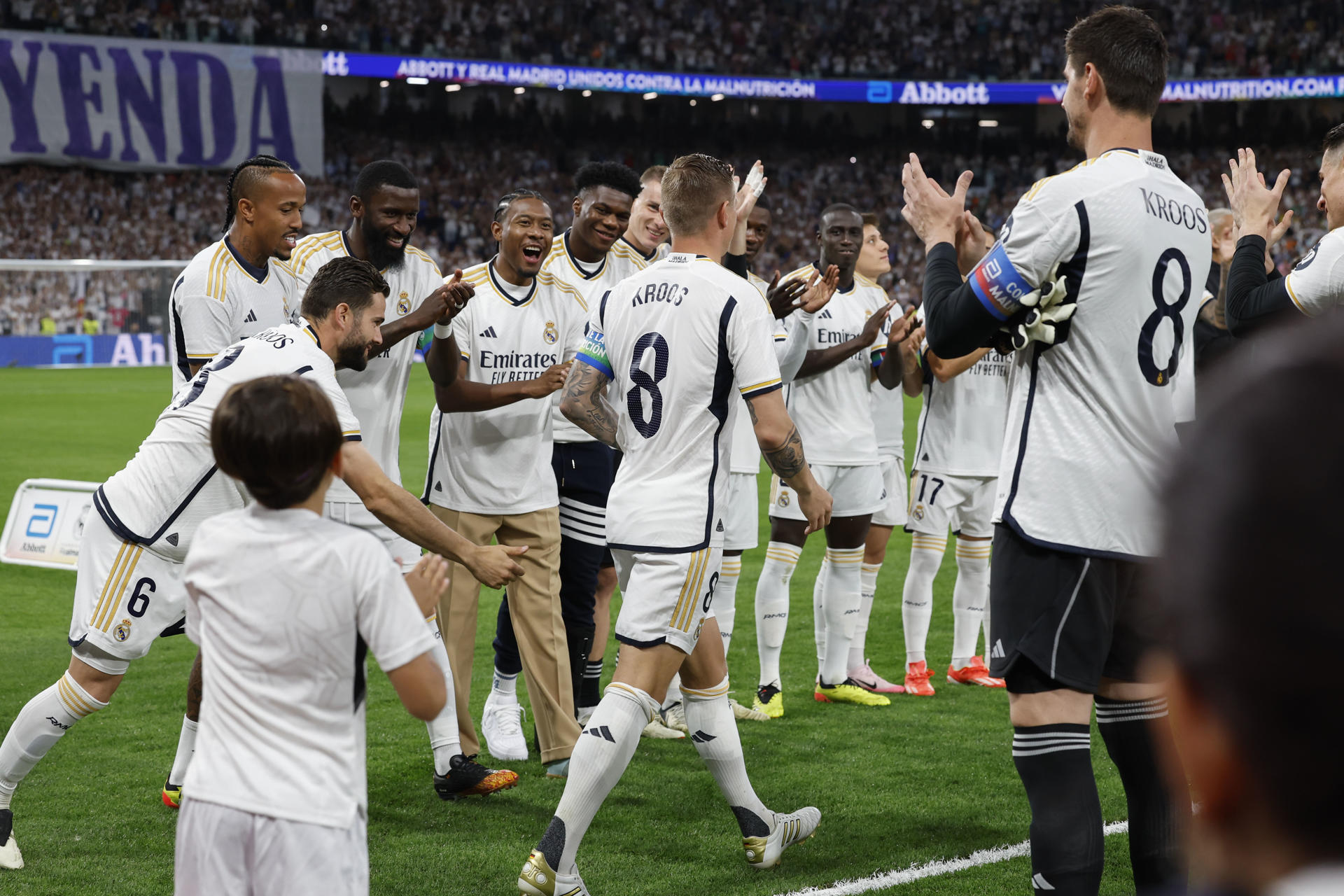 alt El Santiago Bernabéu se rinde a Kroos en su despedida