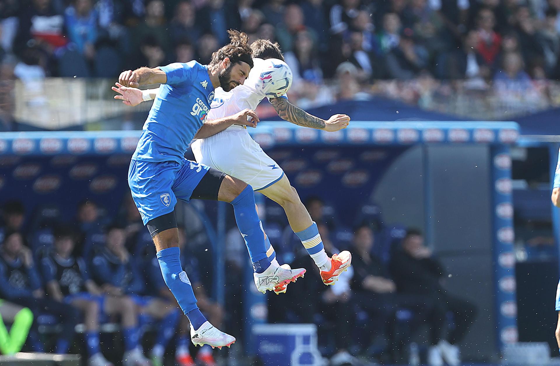 El defensa del Empoli Sebastiano Luperto pugna con Matias Soule, del Frosinone. EFE/EPA/CLAUDIO GIOVANNINI 