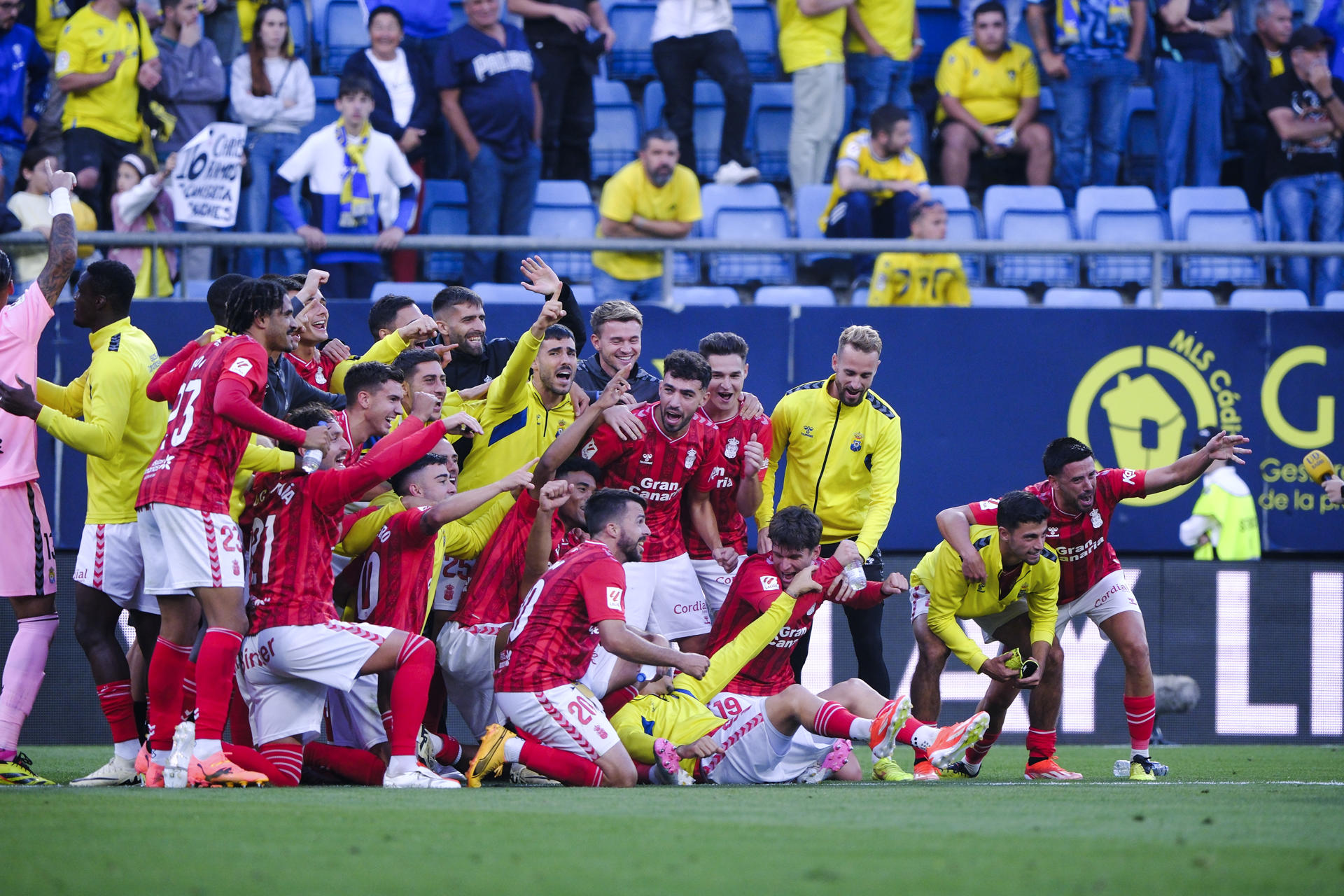 Los jugadores de Las Palmas, al término del partido de Liga en Primera División que Cádiz CF y UD Las Palmas han disputado en el estadio Nuevo Mirandilla. EFE/Román Ríos