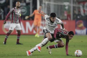 Esteban Pavez (i), de Colo Colo, disputa un balón con Alexsander, de Fluminense, este jueves, en un partido de la fase de grupos de la Copa Libertadores en el estadio Monumental en Santiago (Chile). EFE/ Elvis González