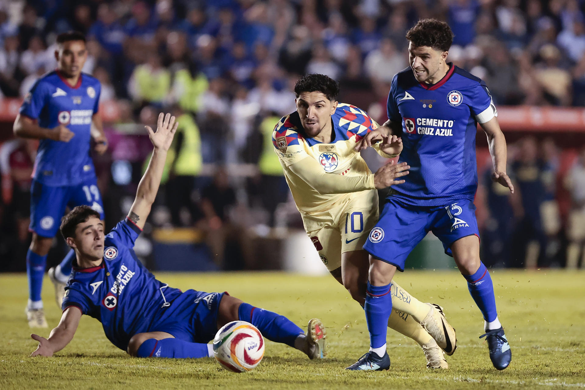 José Rivero (d) de Cruz Azul disputa el balón con Diego Valdés (c) de América este jueves, durante el partido de ida de la final del Torneo Clausura del fútbol mexicano realizado en el Estadio Ciudad de los Deportes en Ciudad de México. EFE/ José Méndez