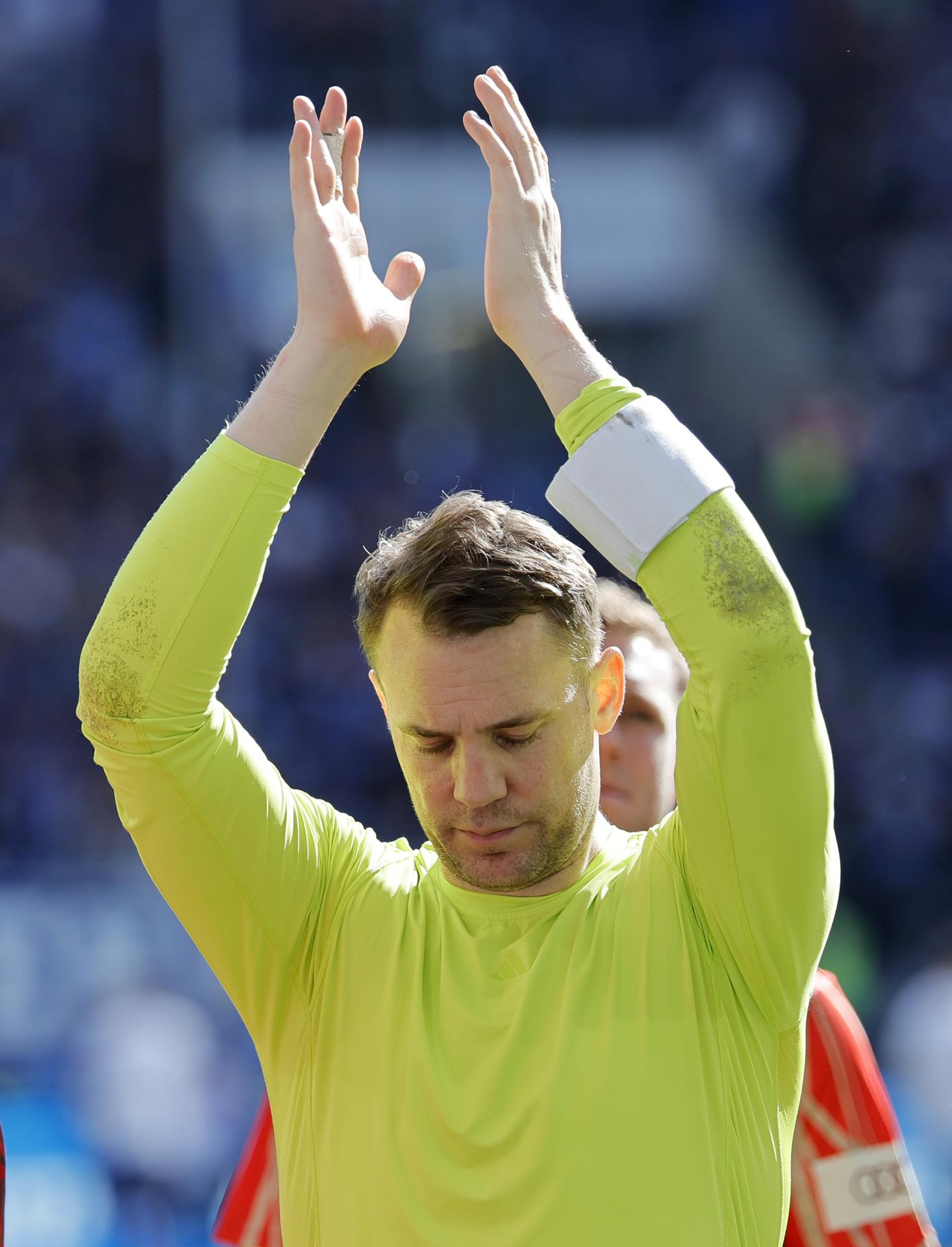 El portero del Bayern Manuel Neuer se lamena tras caer con el TSG 1899 Hoffenheim y ceder el subcampeonato en el partido jugado en Sinsheim, Alemania. EFE/EPA/RONALD WITTEK 