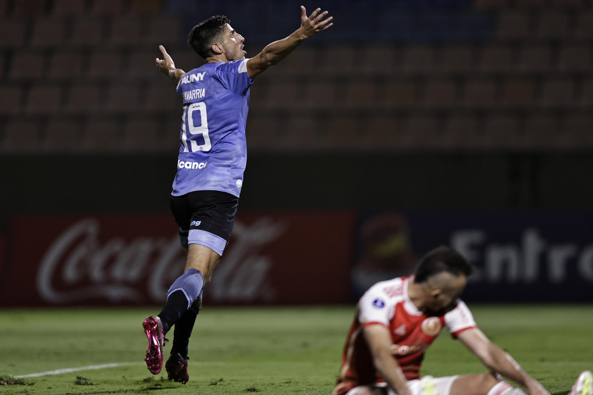 alt 1-2. Belgrano remonta en tres minutos ante Internacional y certifica su billete a octavos