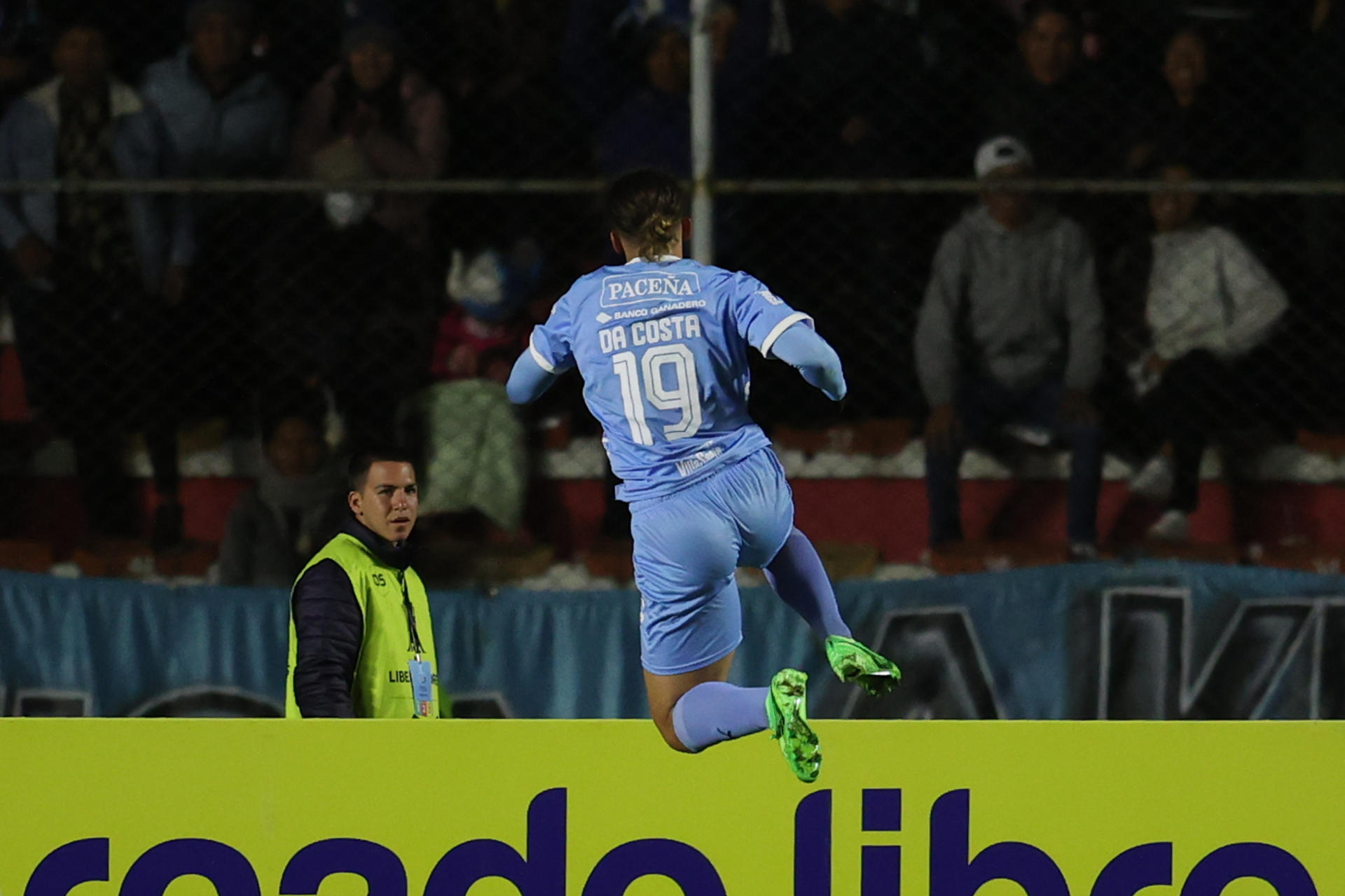 El brasileño Francisco da Costa celebra uno de los dos goles que aportó a Bolívar para el triunfo por 3-1 sobre Palestino en el estadio Hernando Siles en La Paz. El equipo boliviano avanzó a los octavos de final de la Copa Libertadores. EFE/ Luis Gandarillas 