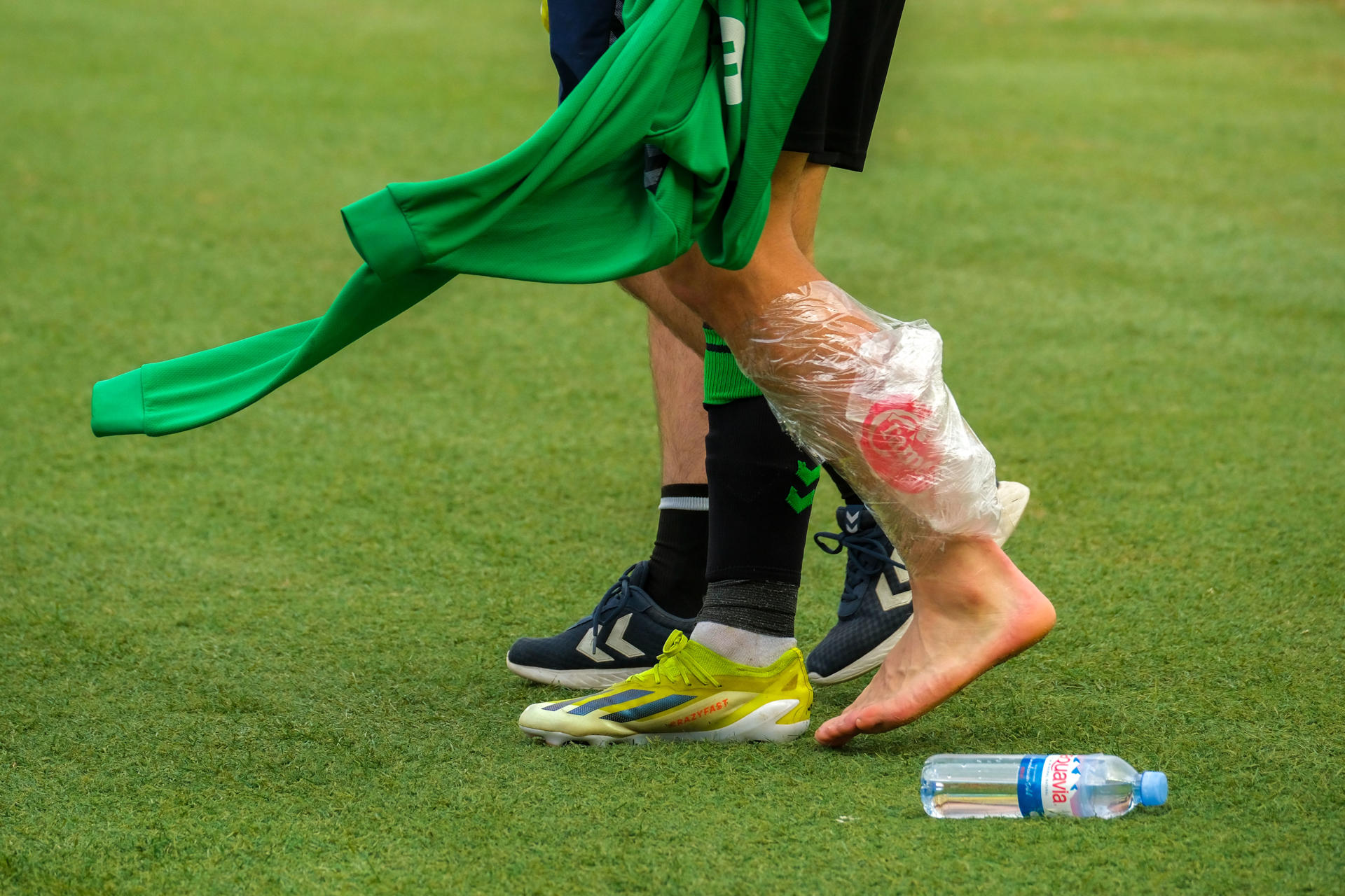 El centrocampista del Betis Isco Alarcón se retira tras sufrir una lesión durante el encuentro correspondiente a la jornada 36 de LaLiga entre U.D. Las Palmas y Real Betis Balompié, este jueves en el Estadio de Gran Canaria. EFE/ Ángel Medina G. 