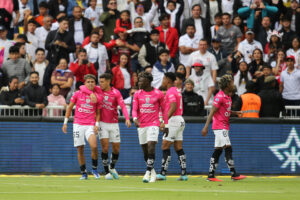 alt Batalla a 3 bandas en la liga de Ecuador entre Independiente Del Valle, Aucas y Barcelona